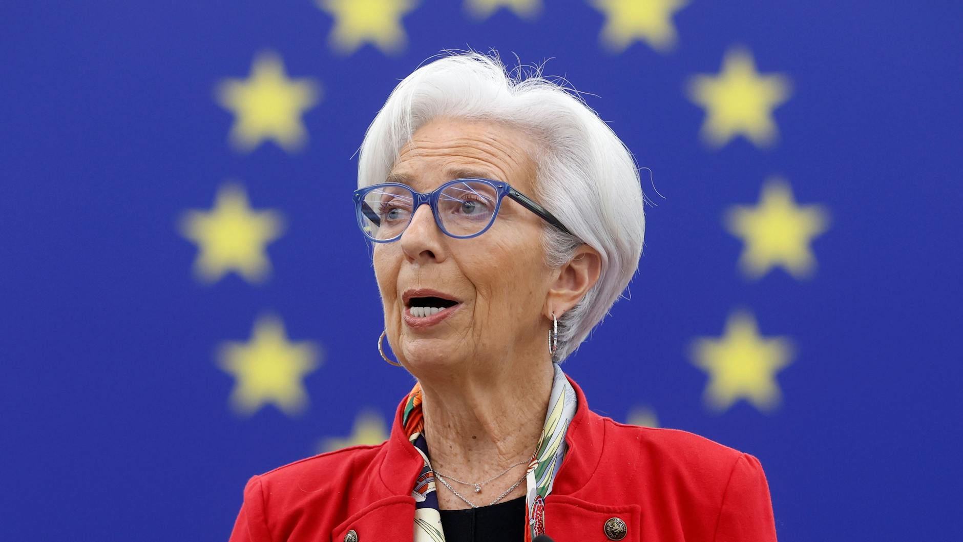 Christine Lagarde, Präsidentin der Europäischen Zentralbank, hält trotz der Turbulenzen an den Zinsanhebungen im Kampf gegen die Inflation fest.