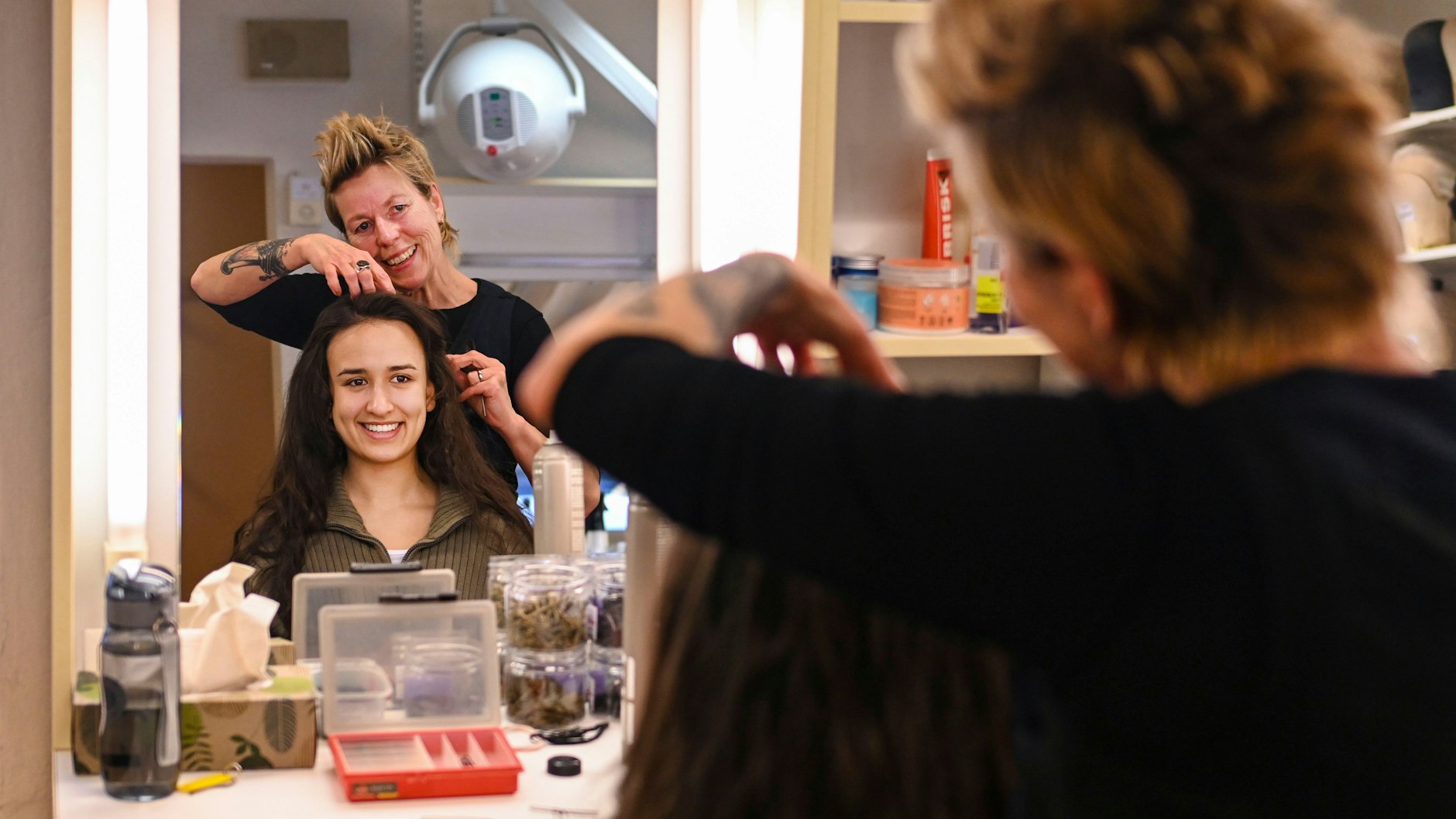 Maskenbildnerin Anke Ludwig frisiert Julia-Darstellerin Yasmina Hampel, sorgt für positive Stimmung bei den Schauspielern des Musicals „Romeo & Julia“.