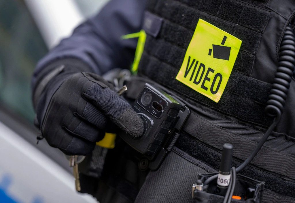 Berlin: Bekommt die Polizei bald Bodycams und Elektroschocker?