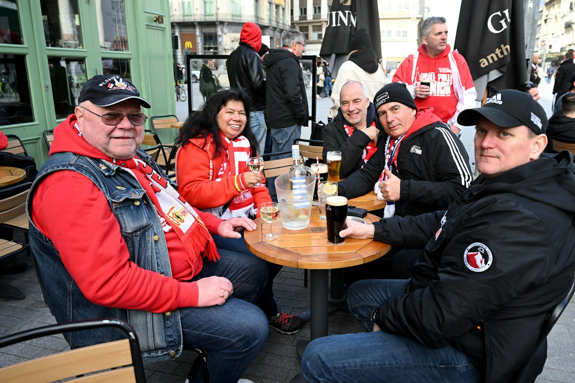 Viele Fans des 1. FC Union reisten nach Belgien, genossen vor dem Anpfiff des Europa-League-Achtelfinals bei St.-Gilloise das ein oder andere Kaltgetränk.