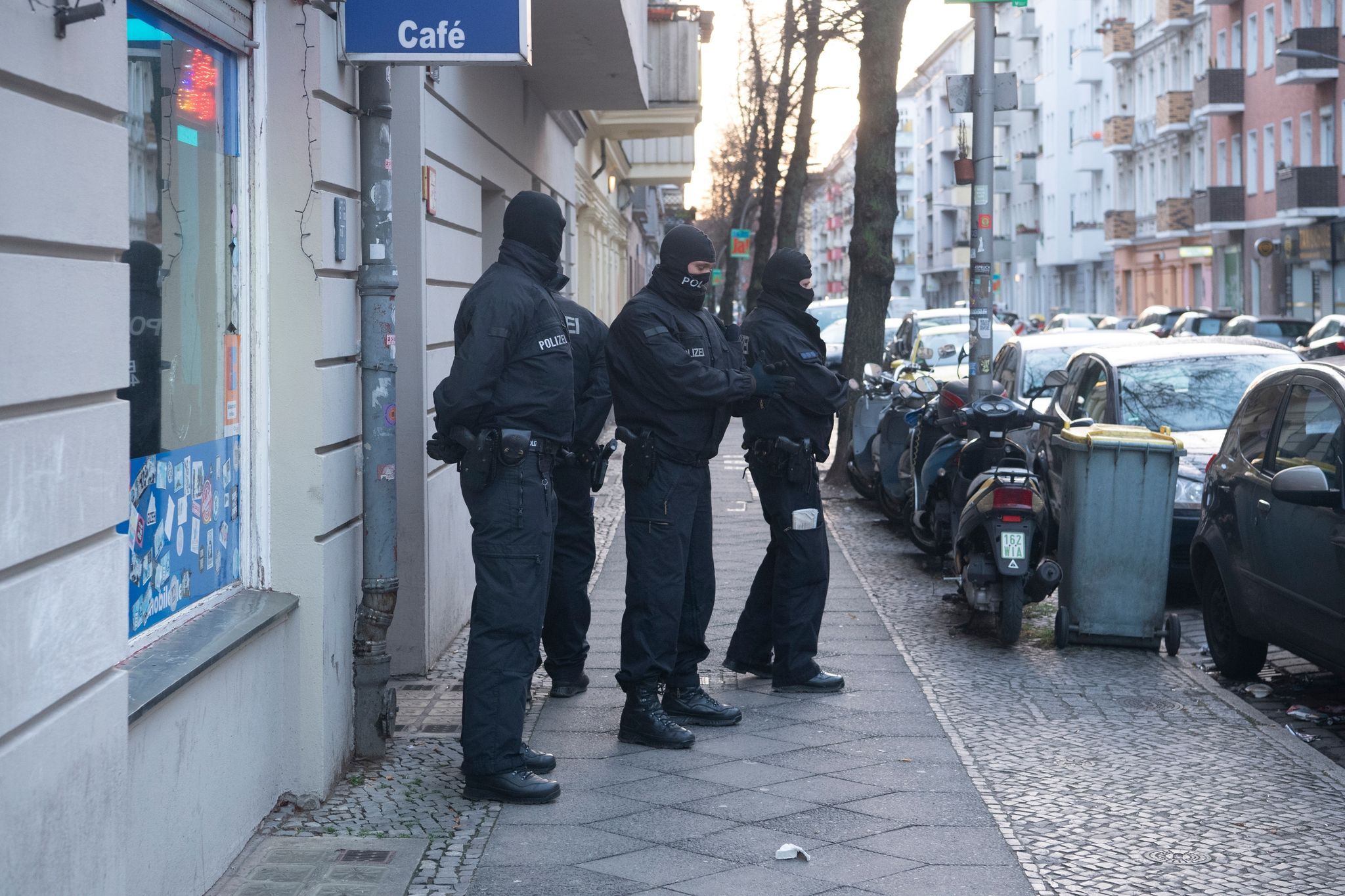 Razzia Gegen Schleuserbande - Polizei Und GSG 9 Im Einsatz