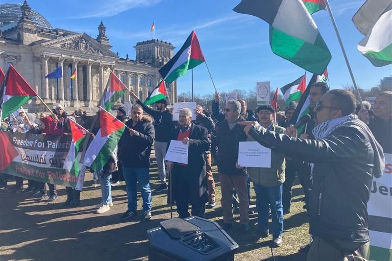 Demonstranten mir Palästina-Fahnen versammeln sich vor dem Reichstag.