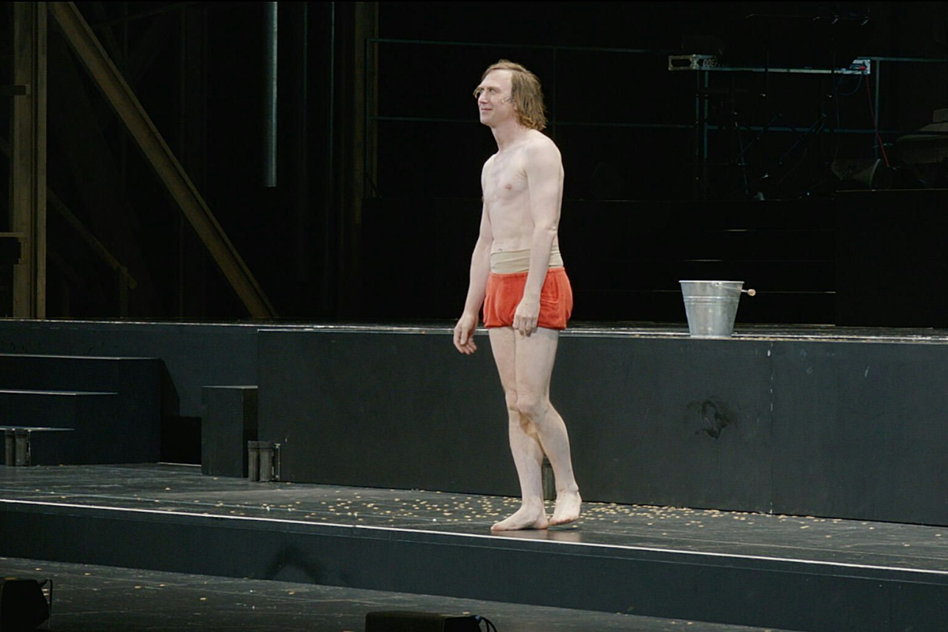 Lars Eidinger in einer Szene des Films „Sein oder nicht sein“ von Reiner Holzemer