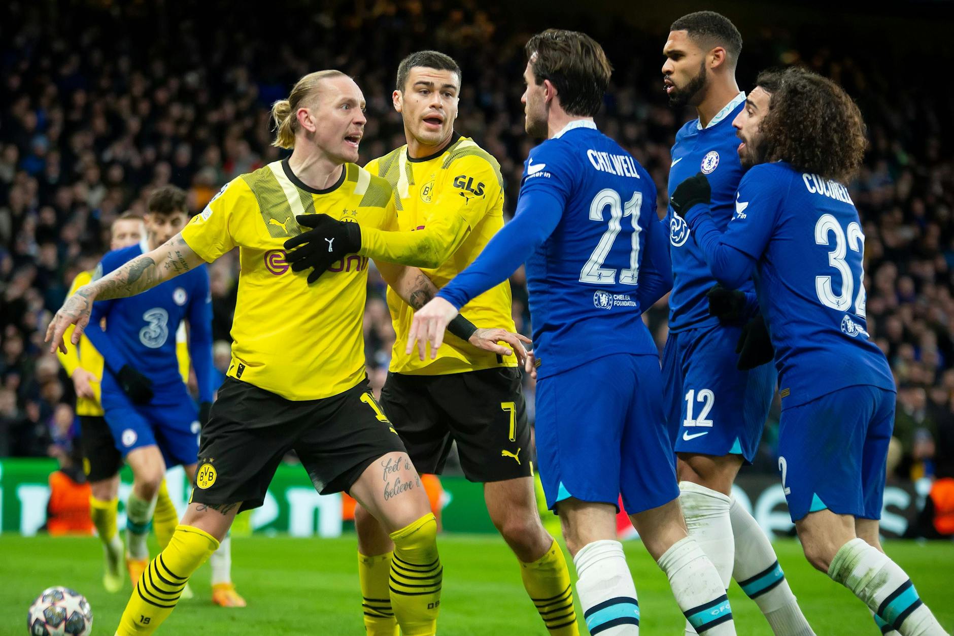 Ex-Hertha-Spieler Marius Wolf legt sich beim Gastspiel des BVB gleich mit mehreren Spielern des FC Chelsea an. Zuvor stand Wolf wegen eines angeblichen Handspiels im Mittelpunkt.