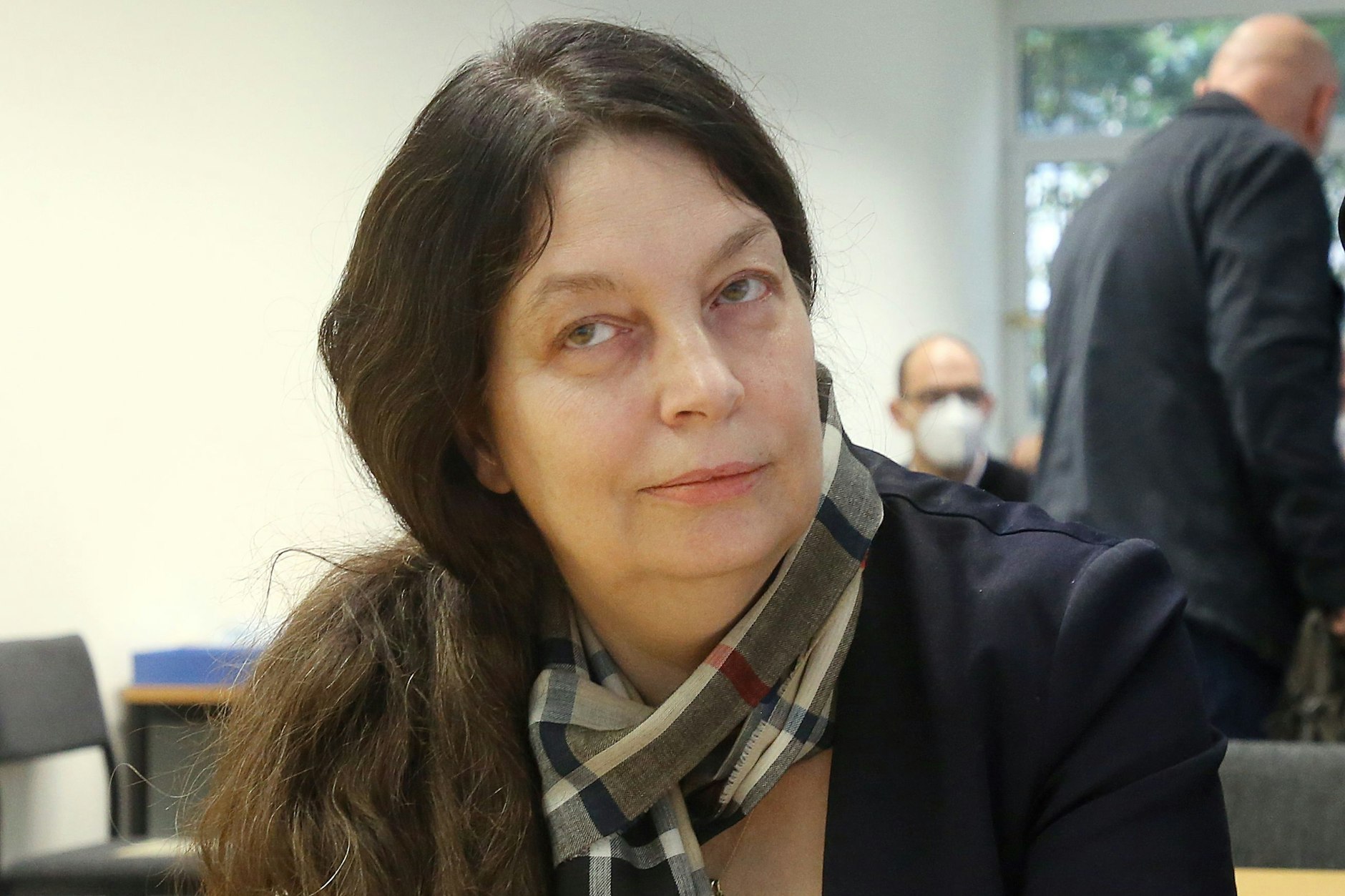 Birgit Malsack-Winkemann sitzt in einem Saal des Verwaltungsgerichts.&nbsp;