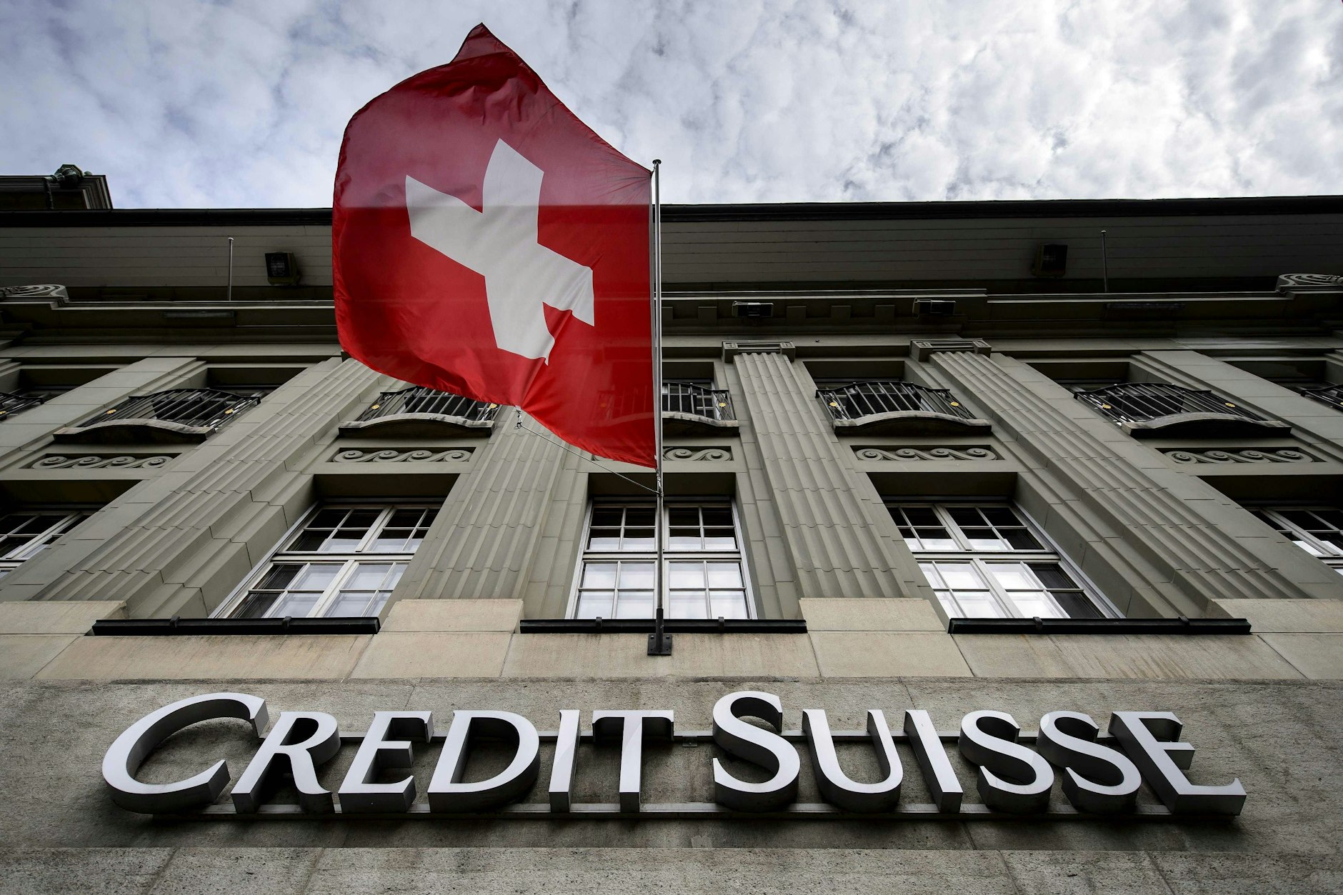Die Credit Suisse ist die erste europäische Bank, die im Zuge der neuen Bankenkrise in finanzielle Not gerät.