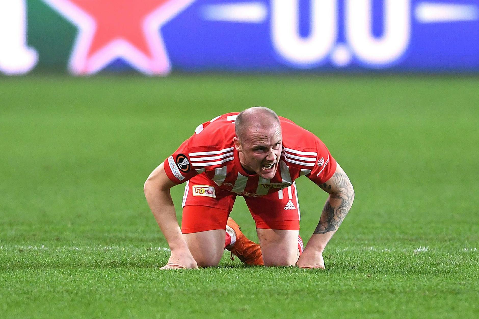Unions Sven Michel schiebt auf dem Rasen im Stadion von Anderlecht reichlich Frust