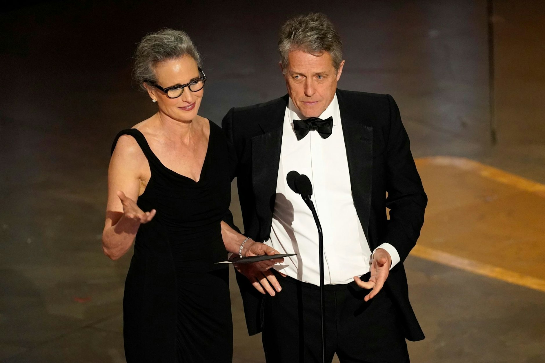 Andie MacDowell und Hugh Grant präsentierten den Preis für das beste Produktionsdesign bei der Oscar-Verleihung in Los Angeles.