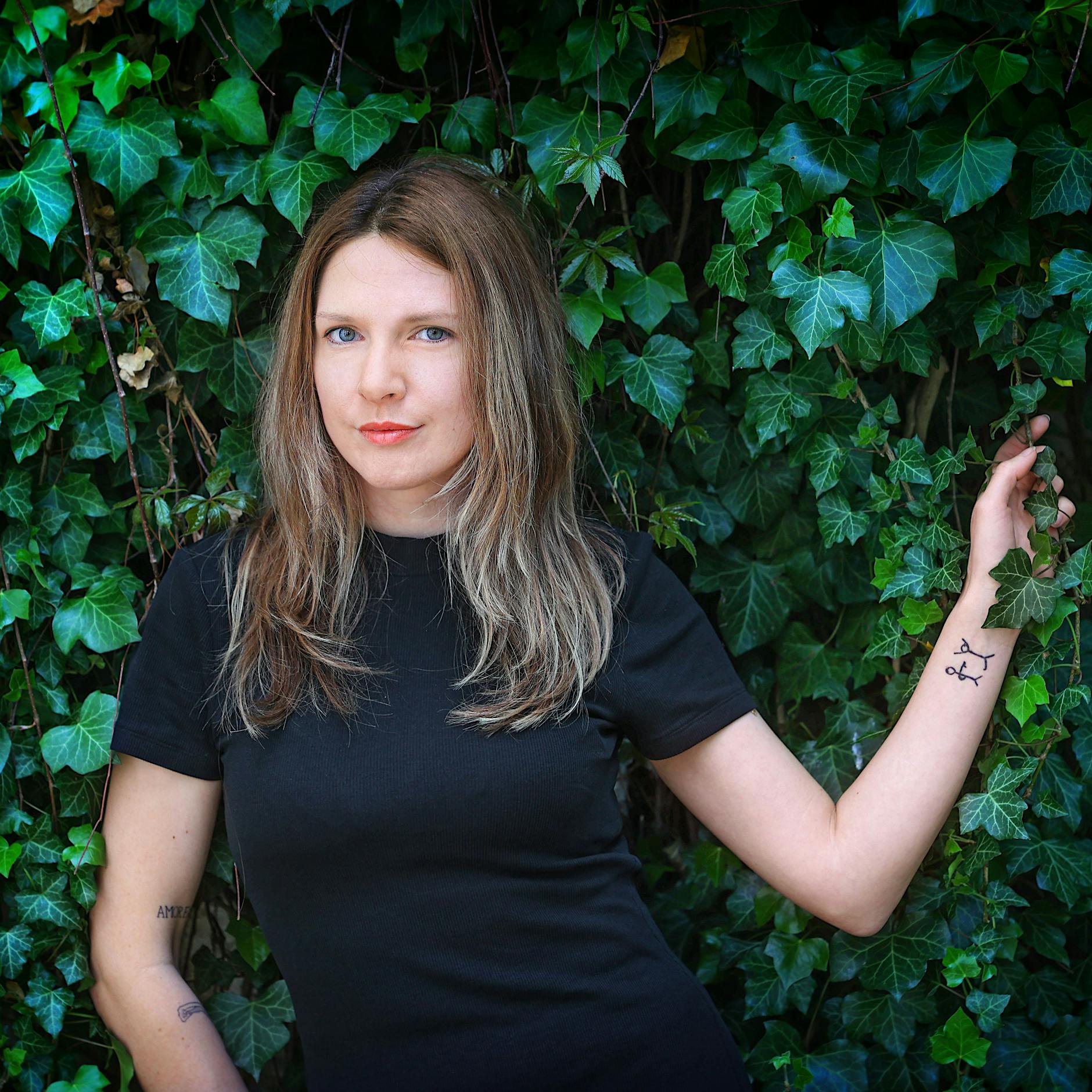 Ist ein Alter-weißer-Mann-Roman erfolgreich, wenn angeblich eine junge Frau ihn geschrieben hat?