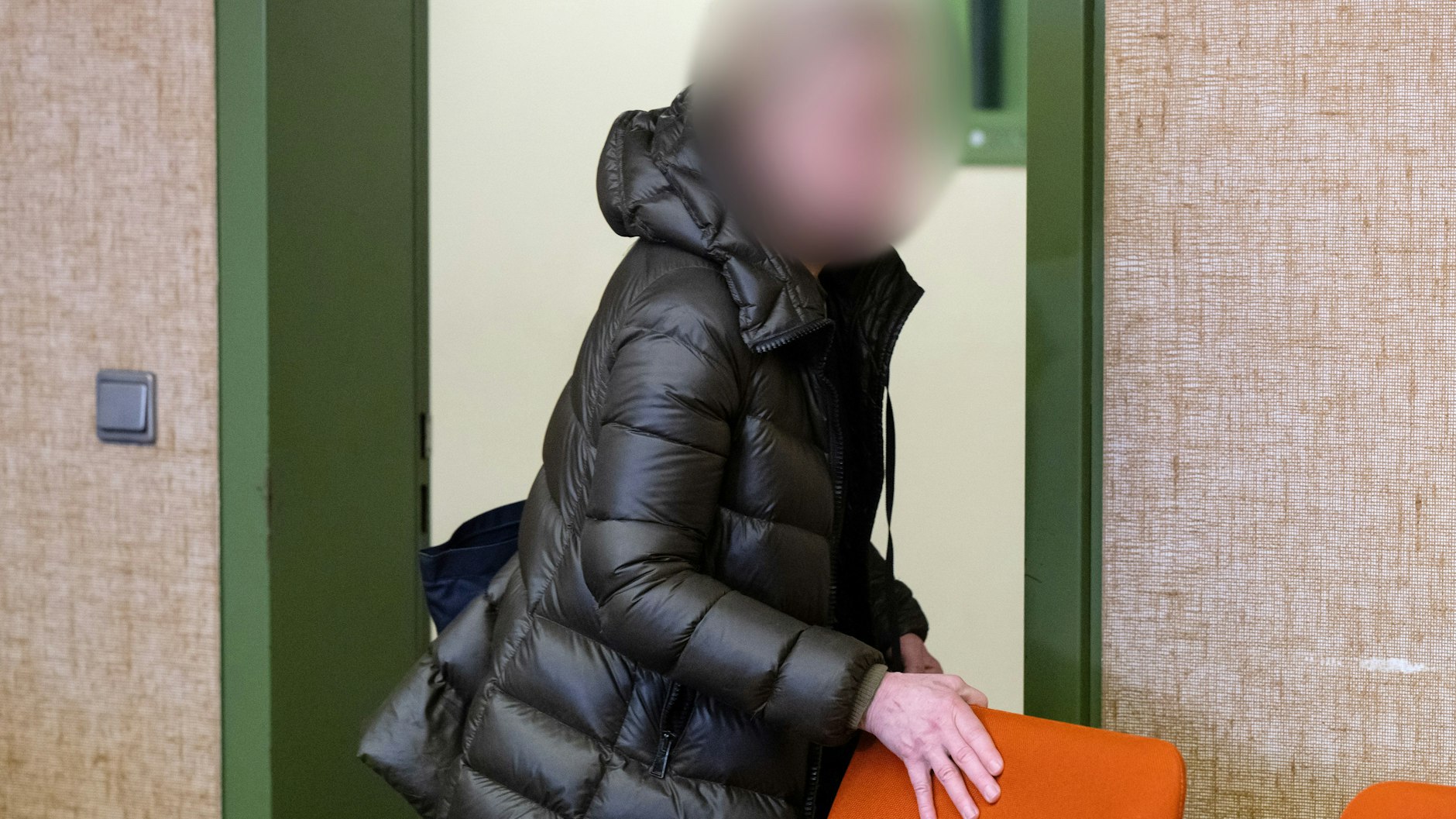 Die angeklagte Frau im Gerichtssaal: Ihr Hund soll einem Kind das halbe Ohr abgebissen haben.&nbsp;