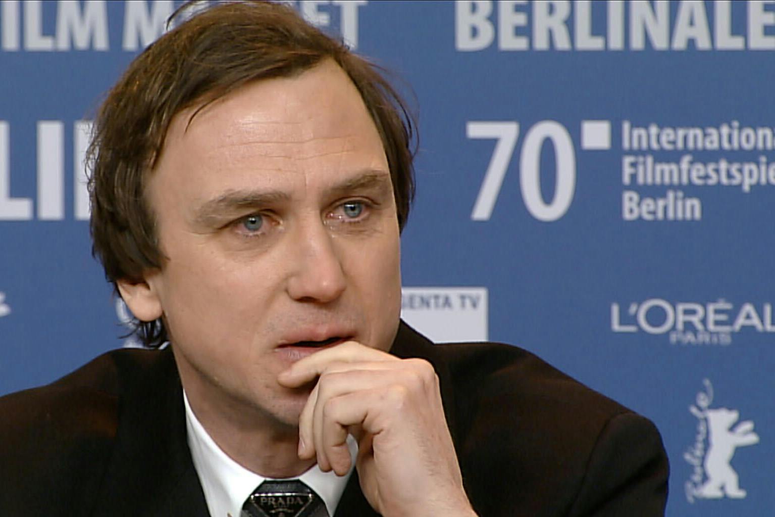 Lars Eidinger bei einer Berlinale-Pressekonferenz in dem Film „Sein oder nicht sein“ von Reiner Holzemer