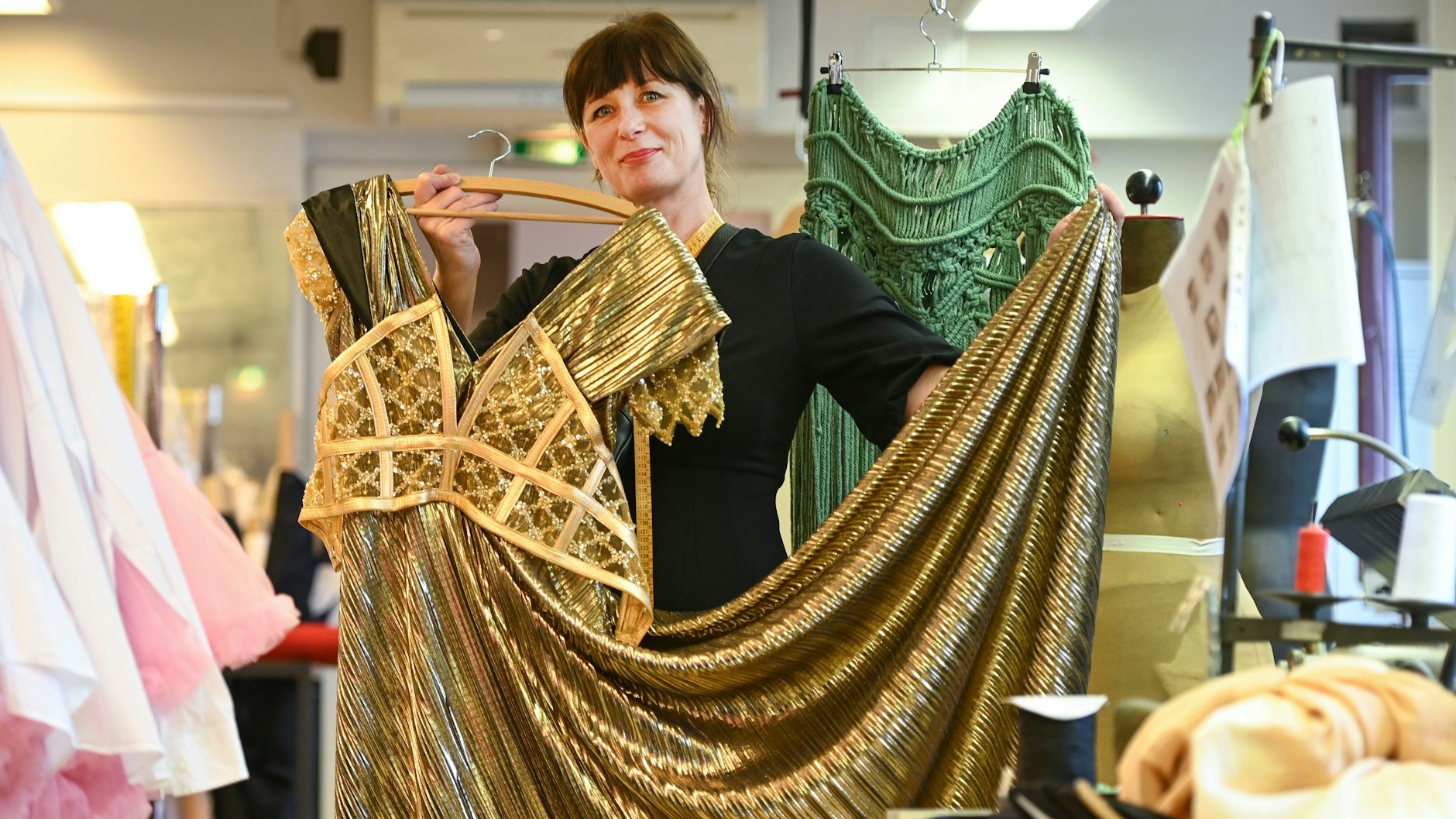 Ein Prunkstück: Kostümchefin Andrea Düring präsentiert stolz das Ballkleid, das Julia in dem Musical „Romeo &amp; Julia“ trägt.