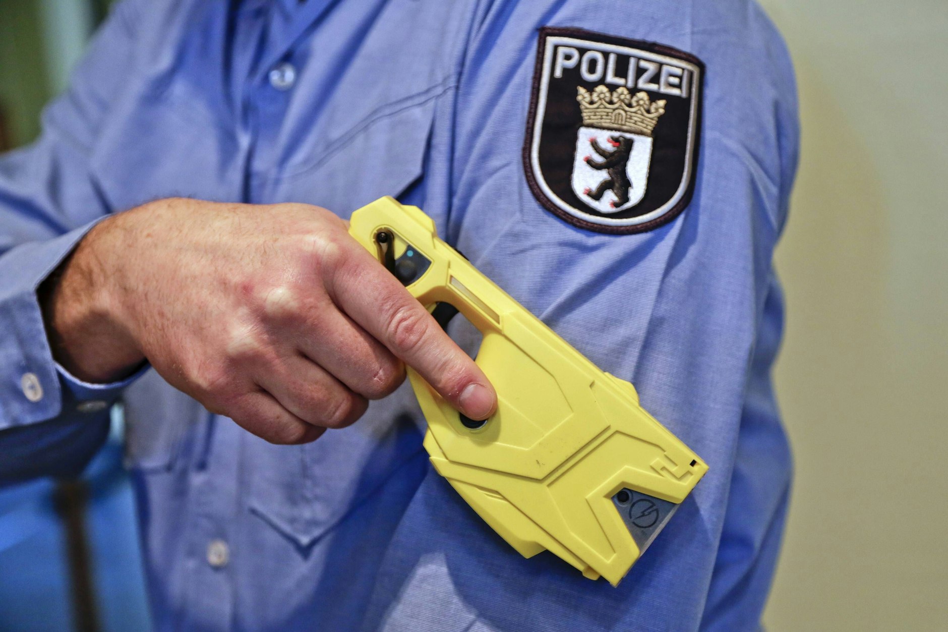 Die Berliner Polizei der Polizeidirektion 5, demonstriert in einem Situationstraining den Einsatz der neuen Taser, sogenannten Distanz-Elektroimpulsgeräten. 