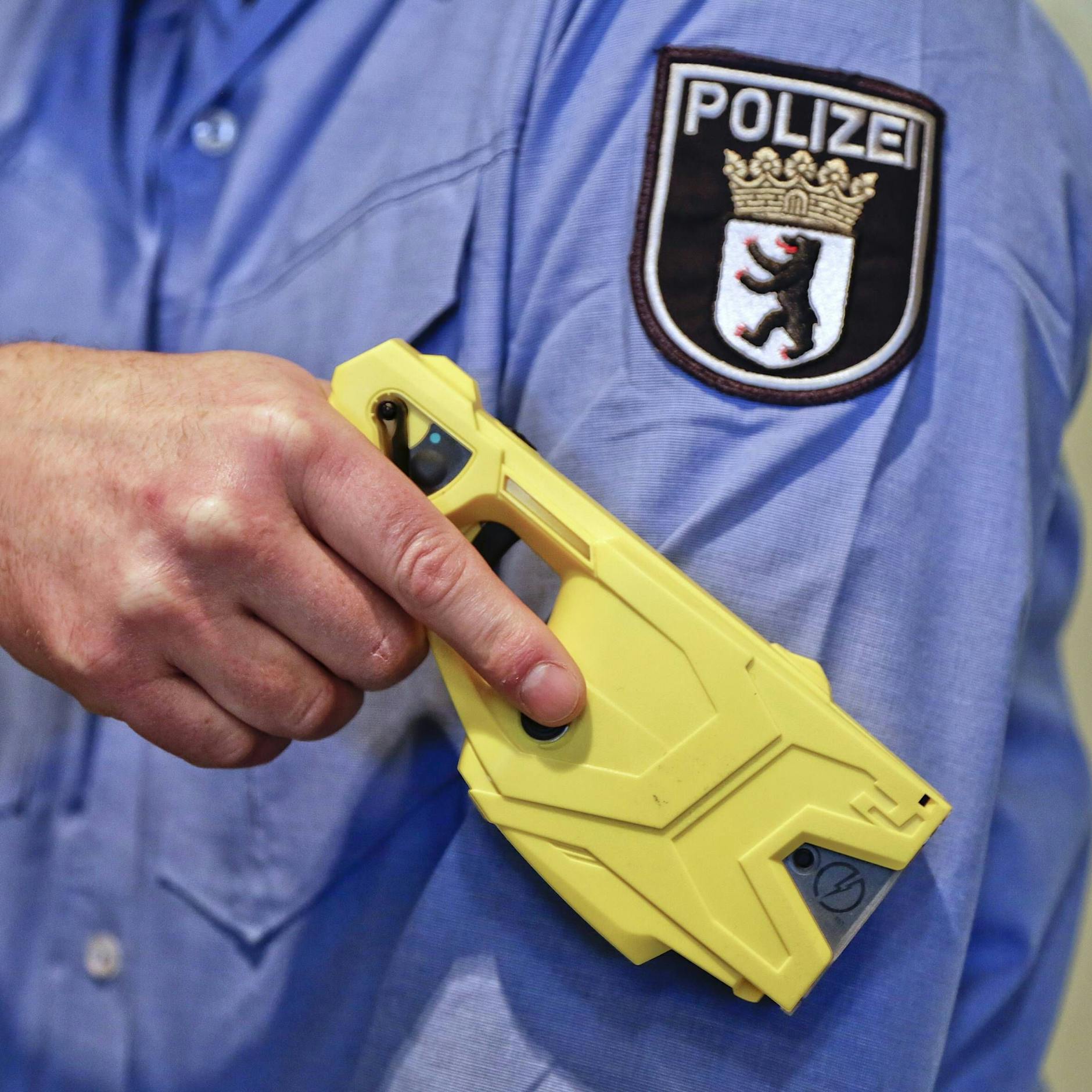 Polizei will flächendeckend Bodycams und Elektroschocker – und freie Fahrt mit den Öffis