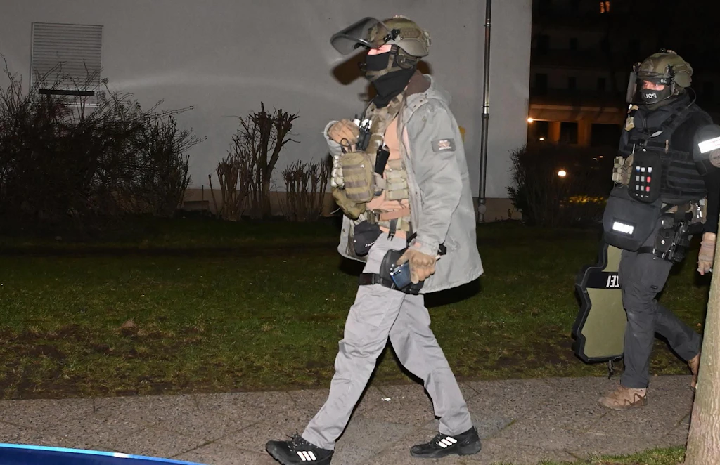 Berlin: SEK stürmt Wohnung, Polizeihund beißt Frau in Oberschenkel