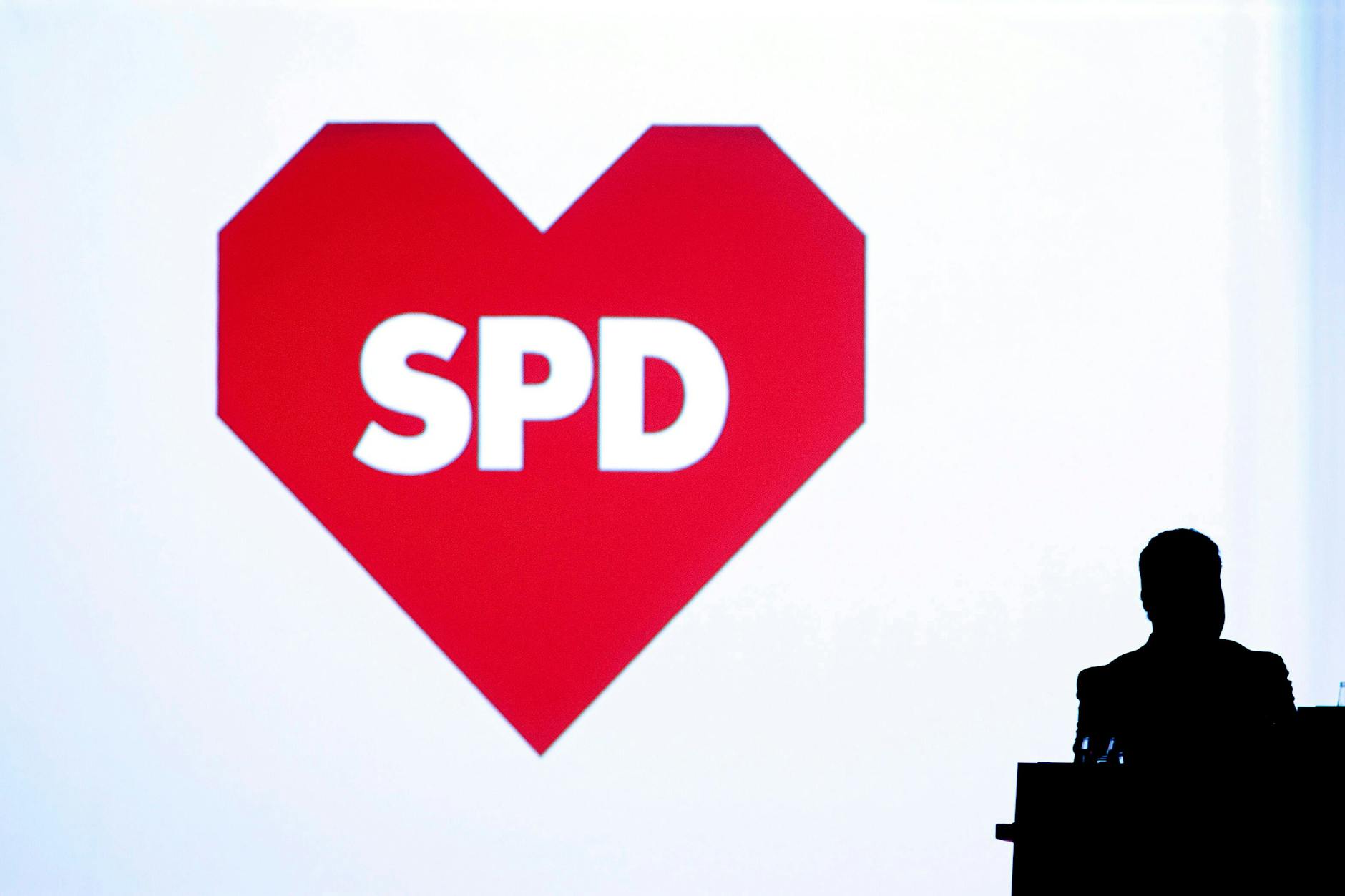 Silhouette von Franziska Giffey bei einer SPD-Veranstaltung. Sie wurde jüngst von Brüggmann attackiert.