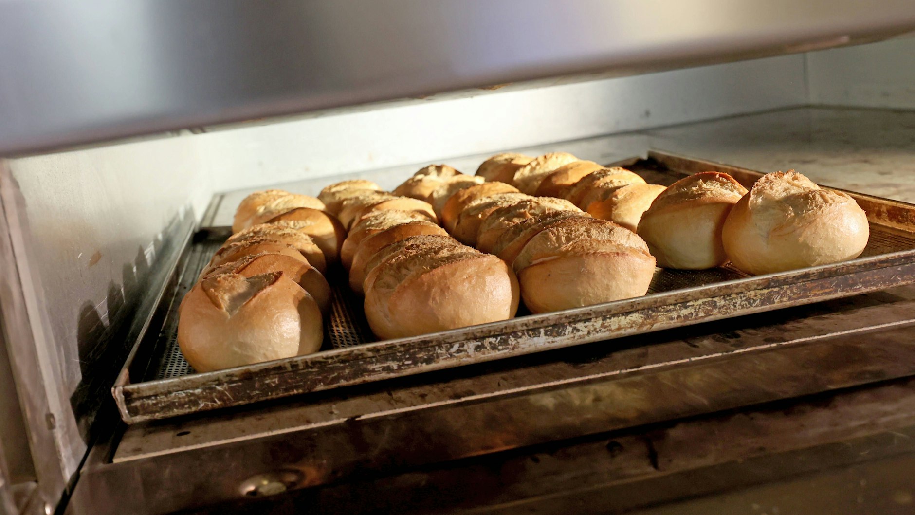 Leckere Brötchen im Ofen? Wenn sich der Duft der Brötchen aus diesem Rezept verbreitet, bekommt jeder Lust aufs Frühstück.