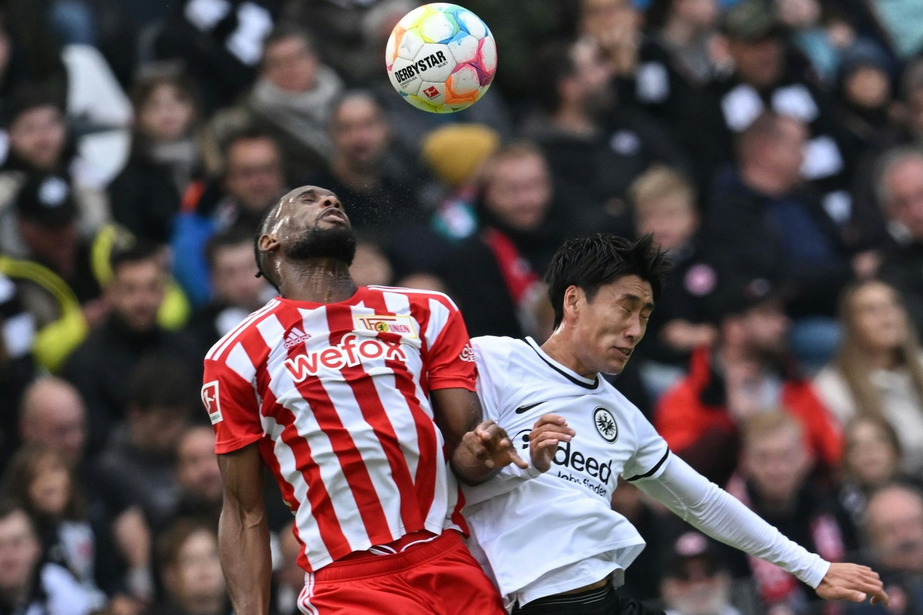 Im Hinspiel setzte es für Jordan Siebatcheu - hier im Zweikampf mit Frankfurts Daichi Kamada (r.) - und den 1. FC Union eine 0:2-Niederlage bei der Eintracht.