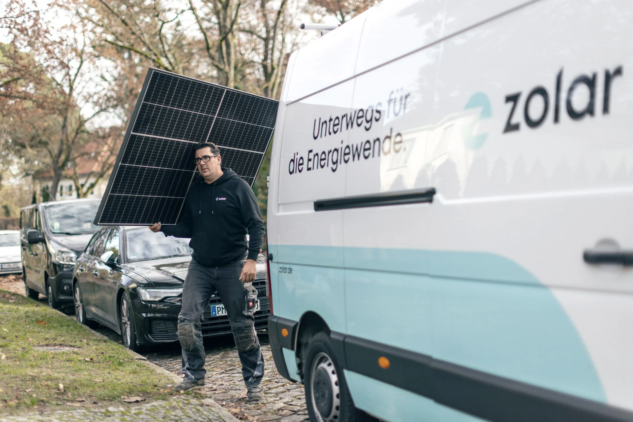 Nachdem die Anlage online vom Kunden bestellt wurde, wird sie von Zolar und den Netzwerkpartnern des Unternehmens zum Kunden geliefert und montiert.