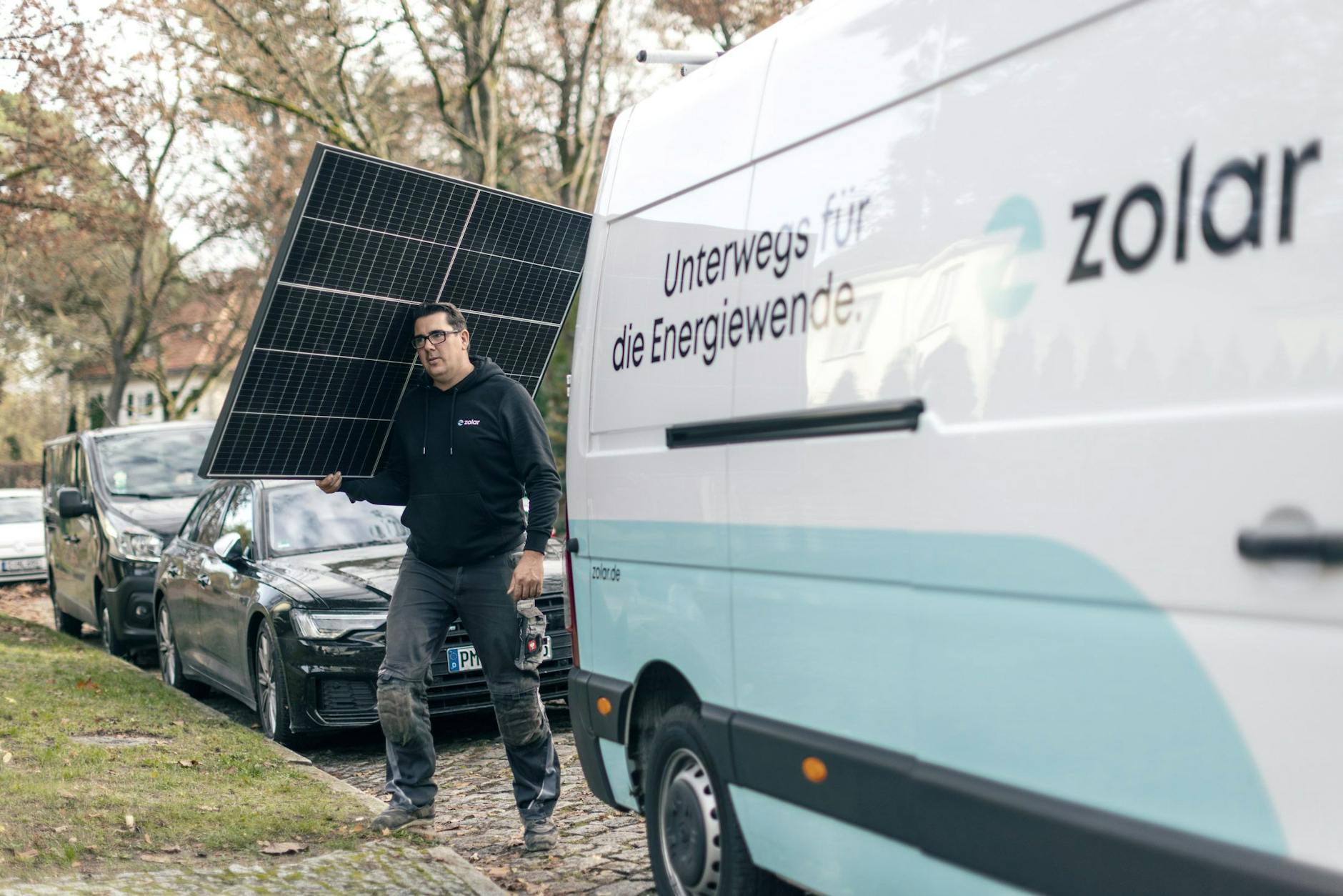 Nachdem die Anlage online vom Kunden bestellt wurde, wird sie von Zolar und den Netzwerkpartnern des Unternehmens zum Kunden geliefert und montiert.