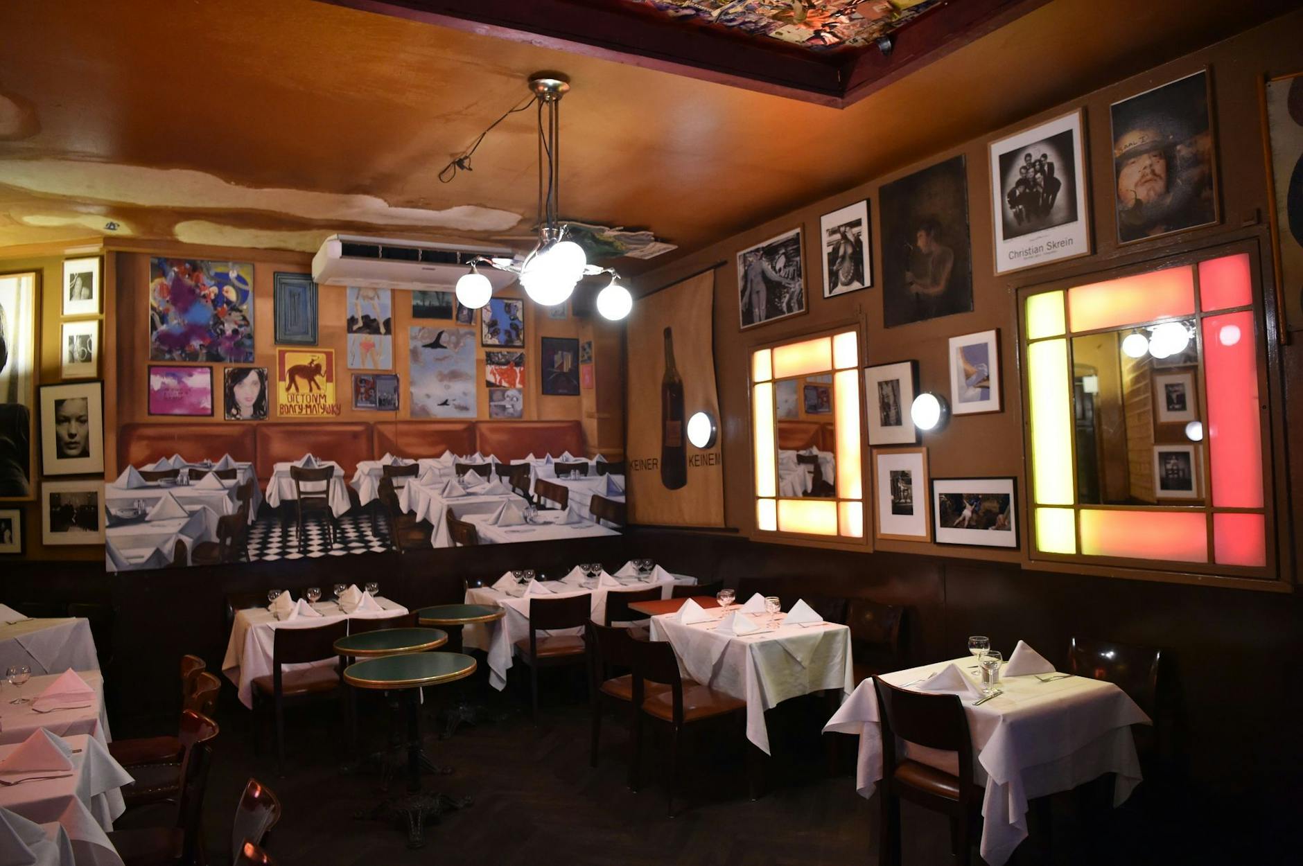 ARCHIV - Gedeckte Tische stehen im Innenraum der "Paris Bar" in Berlin-Charlottenburg.