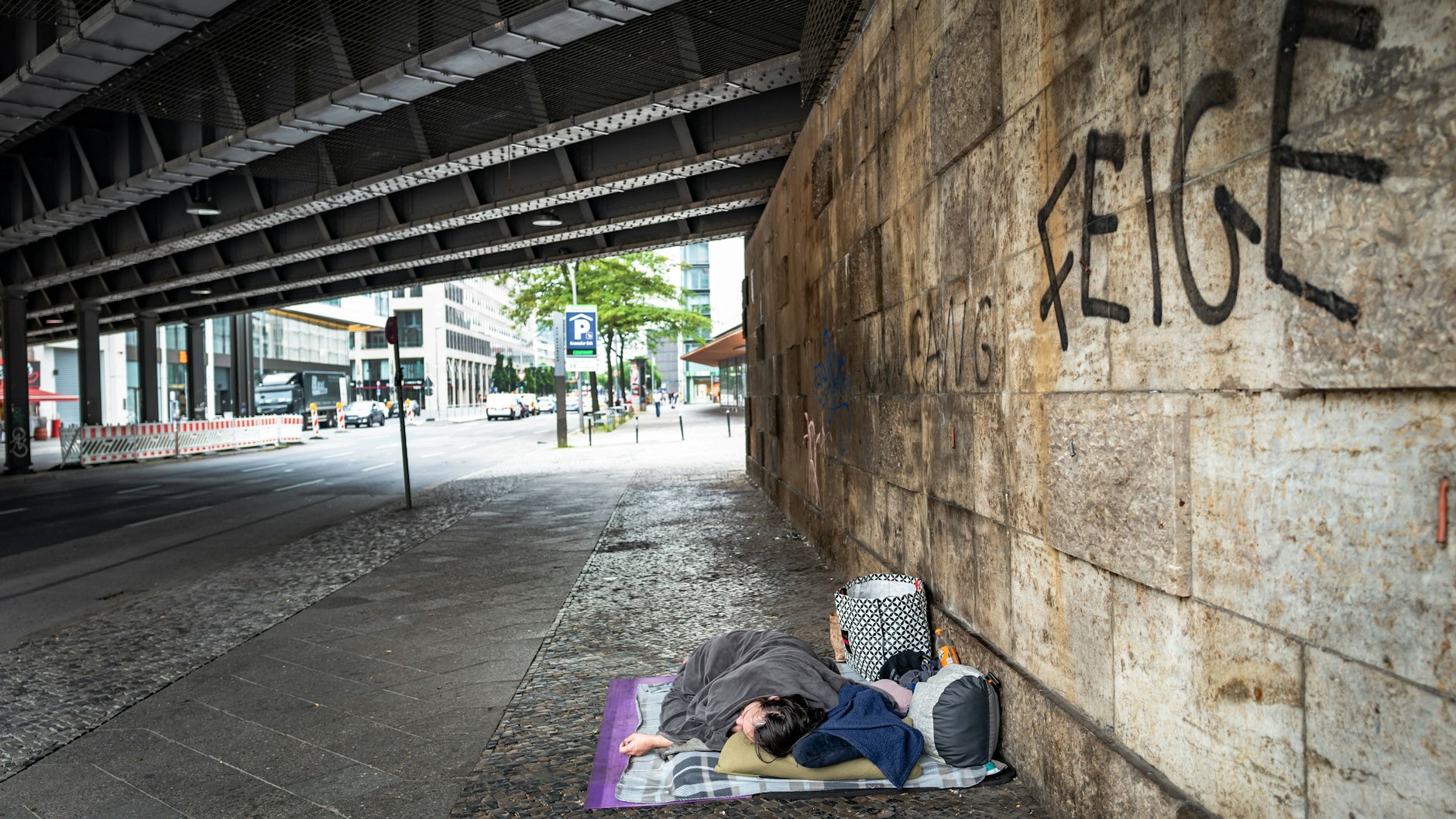 Berlin Charlottenburg Obdachloser in der Kantstraße, Charlottenburg.&nbsp;