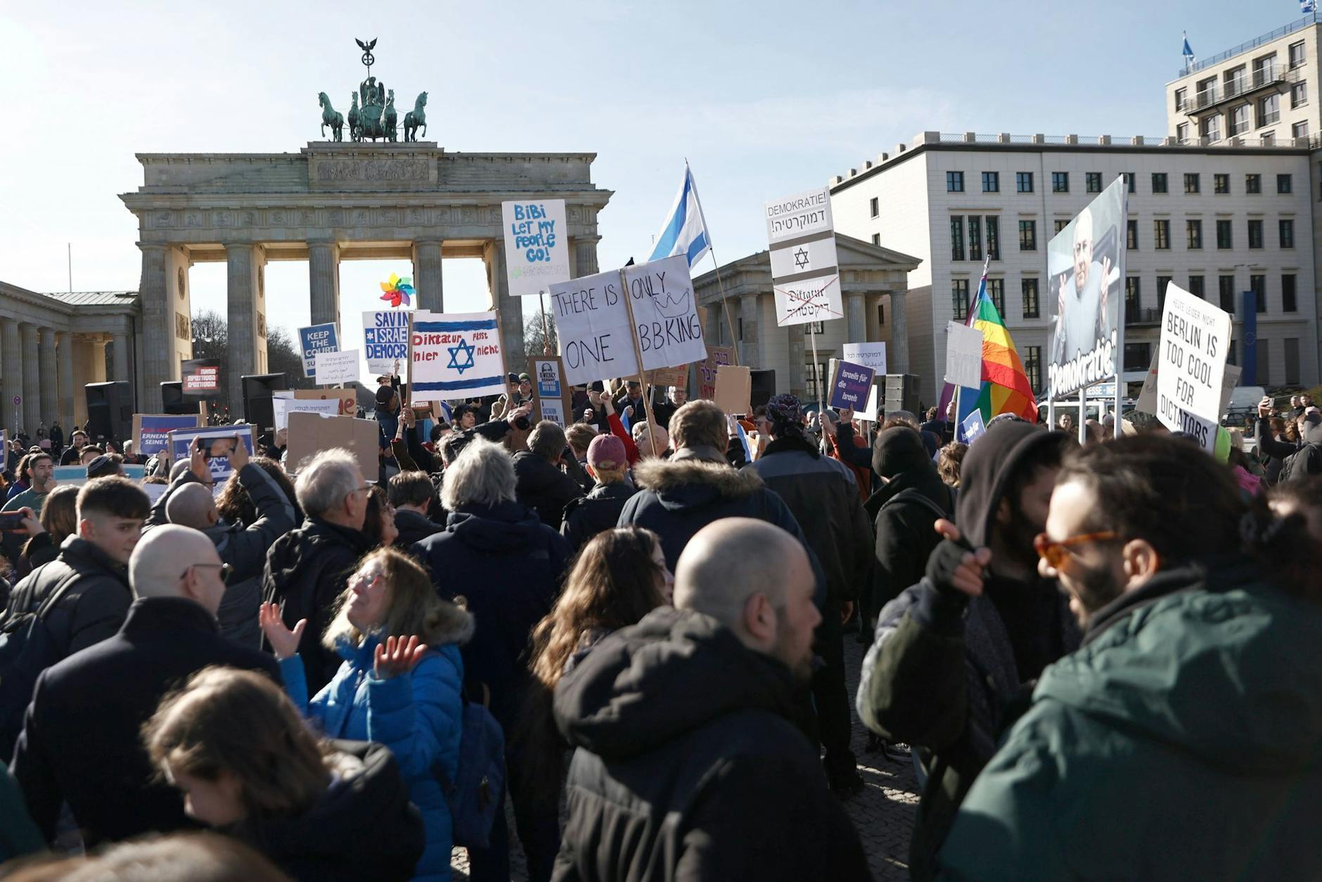 Demonstranten protestieren vor dem Brandenburger Tor gegen die Politik in Israel.