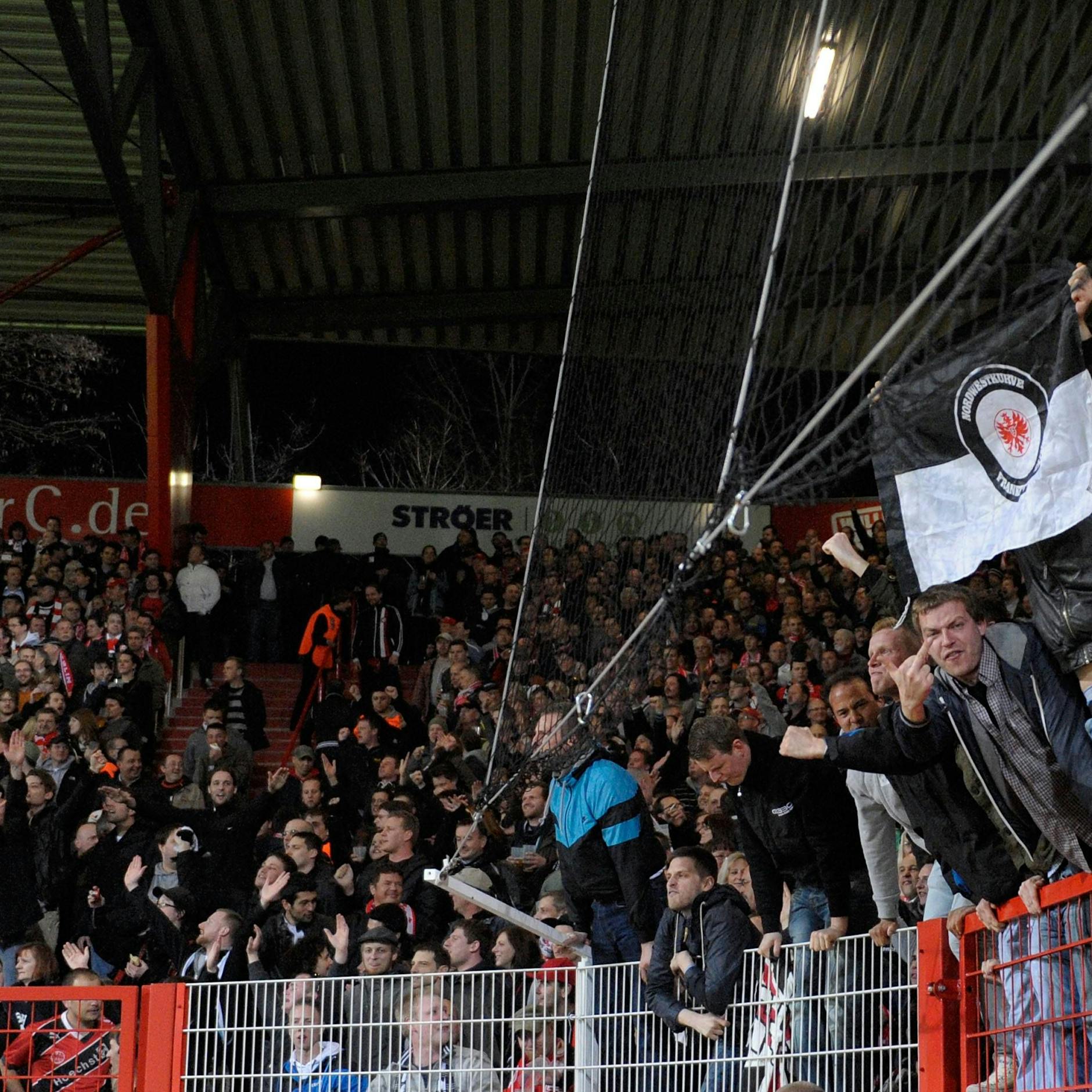 März 2012: Frankfurter Fans im eigentlich laut DFB-Anordnung gesperrten Gästeblock beim 1. FC Union.