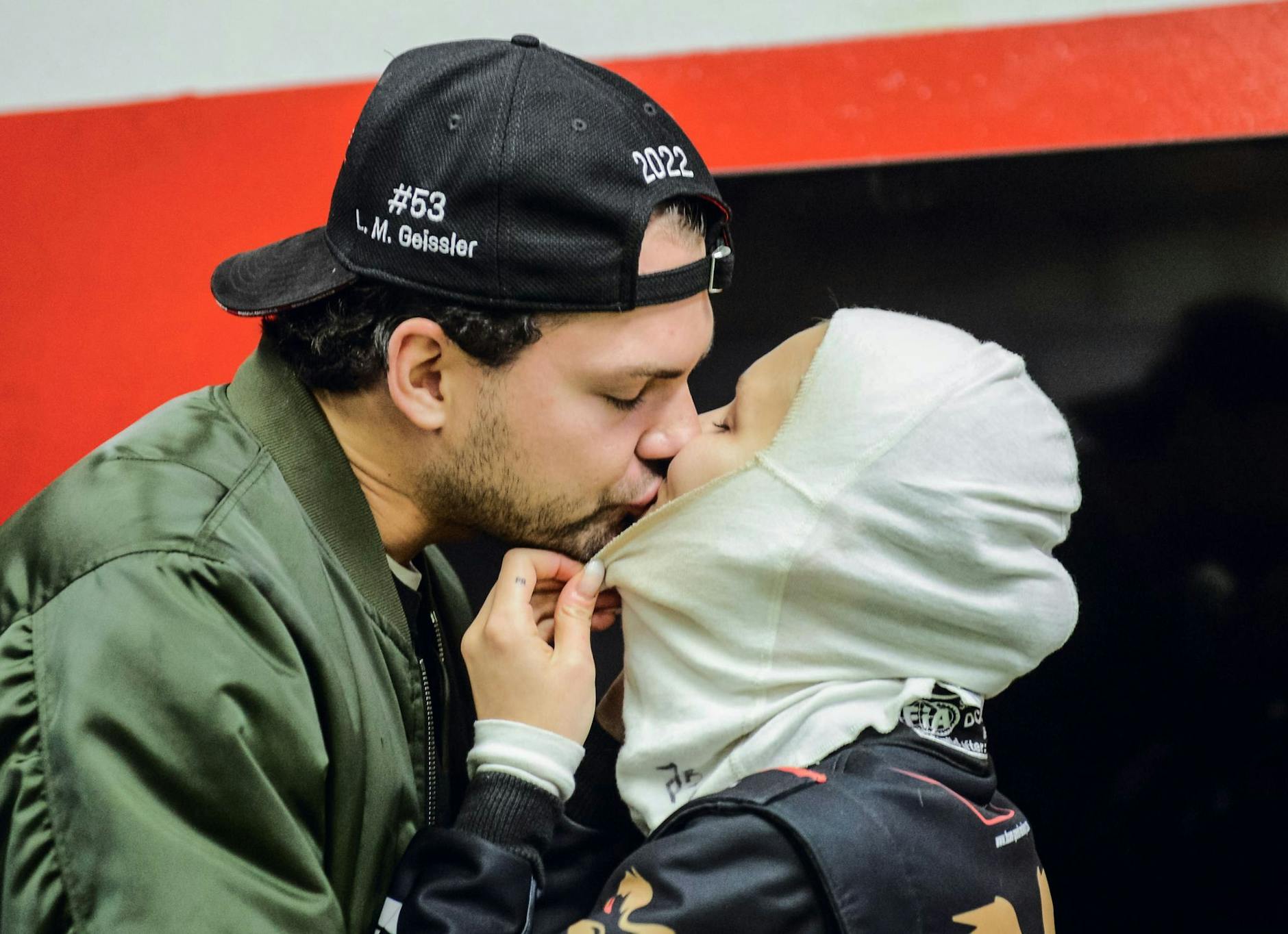 HANDOUT - Sänger und Schauspieler Jimi Blue Ochsenknecht und seine Partnerin, die Rennfahrerin Laura-Marie Geissler küssen sich.