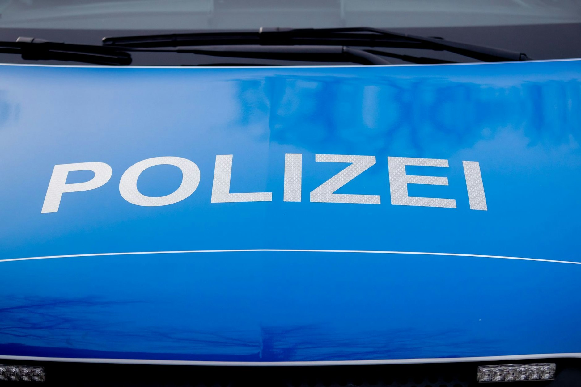 ARCHIV - Der Polizei-Schriftzug steht auf einem Einsatzfahrzeug.
