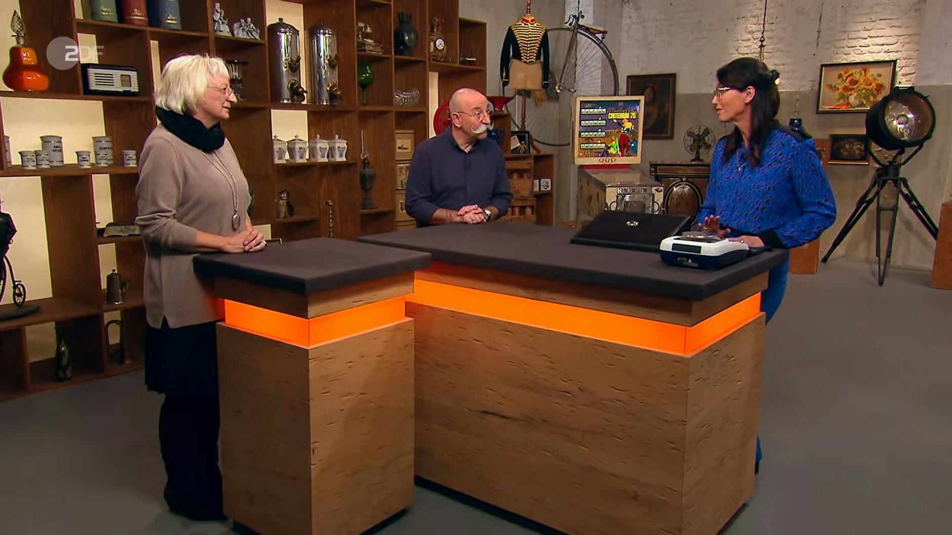 Bares für Rares: Horst Lichter kann den Schätzpreis von Expertin Dr. Heide Rezepa-Zabel (r.) nicht glauben. 