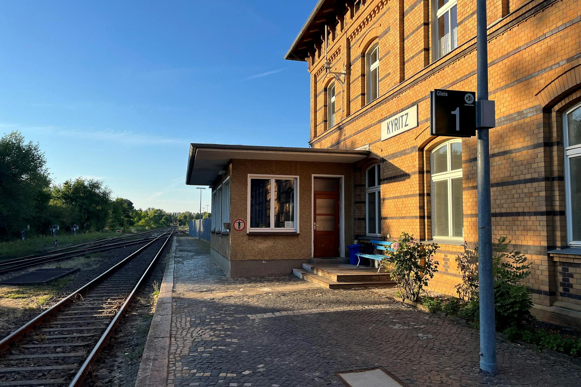 Der Bahnhof Kyritz an der Regionalbahnlinie RB73. Auf dem Abschnitt nach Neustadt (Dosse), wo Anschluss nach Berlin besteht, sind im Schnitt 400 Fahrgäste pro Tag unterwegs. In Richtung Pritzwalk ist die Zahl zweistellig.