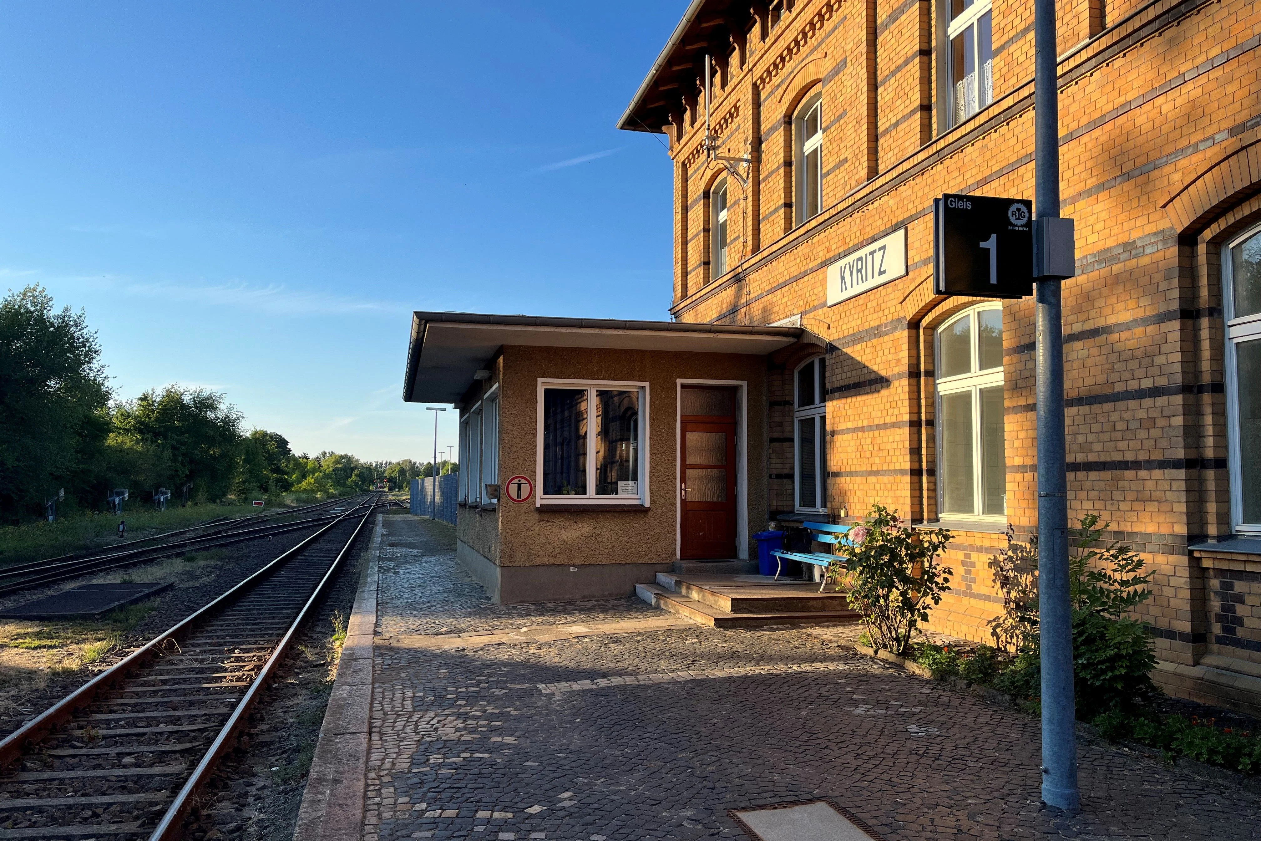 Der Bahnhof Kyritz an der Regionalbahnlinie RB73. Auf dem Abschnitt nach Neustadt (Dosse), wo Anschluss nach Berlin besteht, sind im Schnitt 400 Fahrgäste pro Tag unterwegs. In Richtung Pritzwalk ist die Zahl zweistellig.