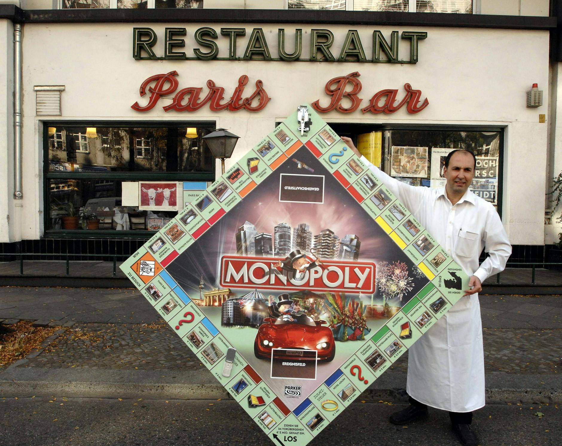 Kurz vorm Knast: Auf dem Spielbrett der Berlin-Version von Monopoly, die 2006 in der Paris Bar präsentiert wird, bekommt der Szeneladen nur ein billiges Feld.