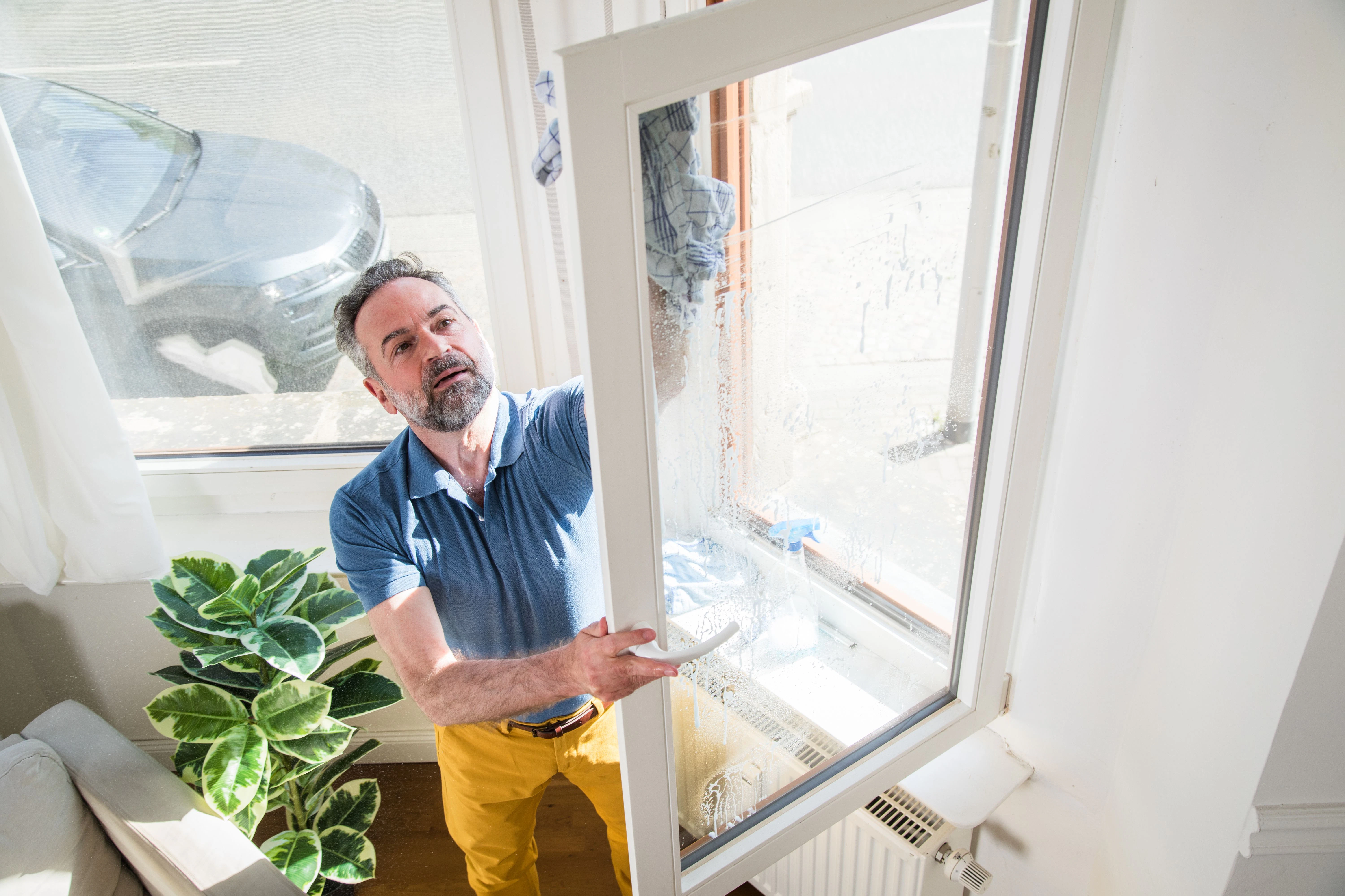 Parkettboden wischen, Fenster putzen. Nie war die Wohnung sauberer als während des Lockdowns.