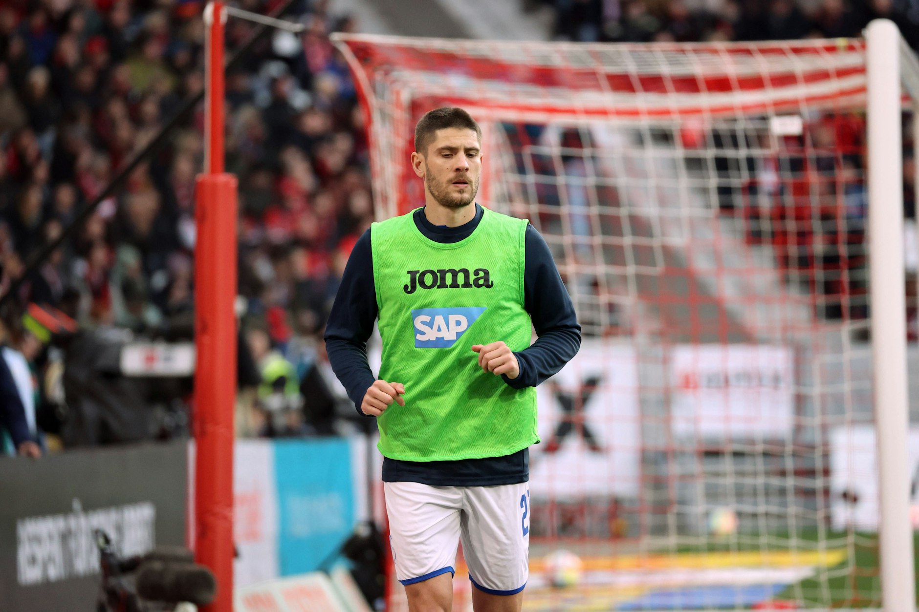 Warmlaufen für nichts. Hoffenheims Stürmer Andrej Kramaric bekam vergangenen Sonntag die Höchststrafe beim 1:2 in Freiburg.