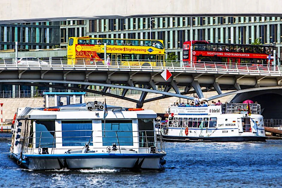 Kombitour mit Bus und Schiff: Berlin aus zwei Perspektiven entdecken und interessante Informationen erhalten.