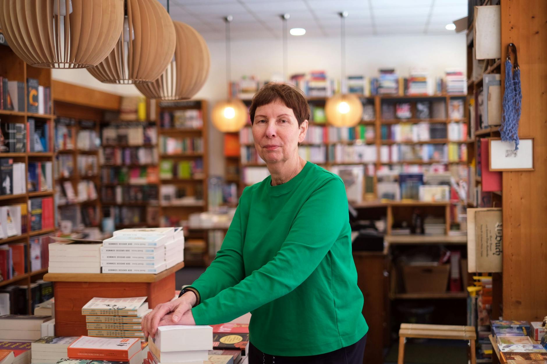 Die Buchhändlerin Tatjana Mischke in ihrem Geschäft in Berlin-Friedrichshain