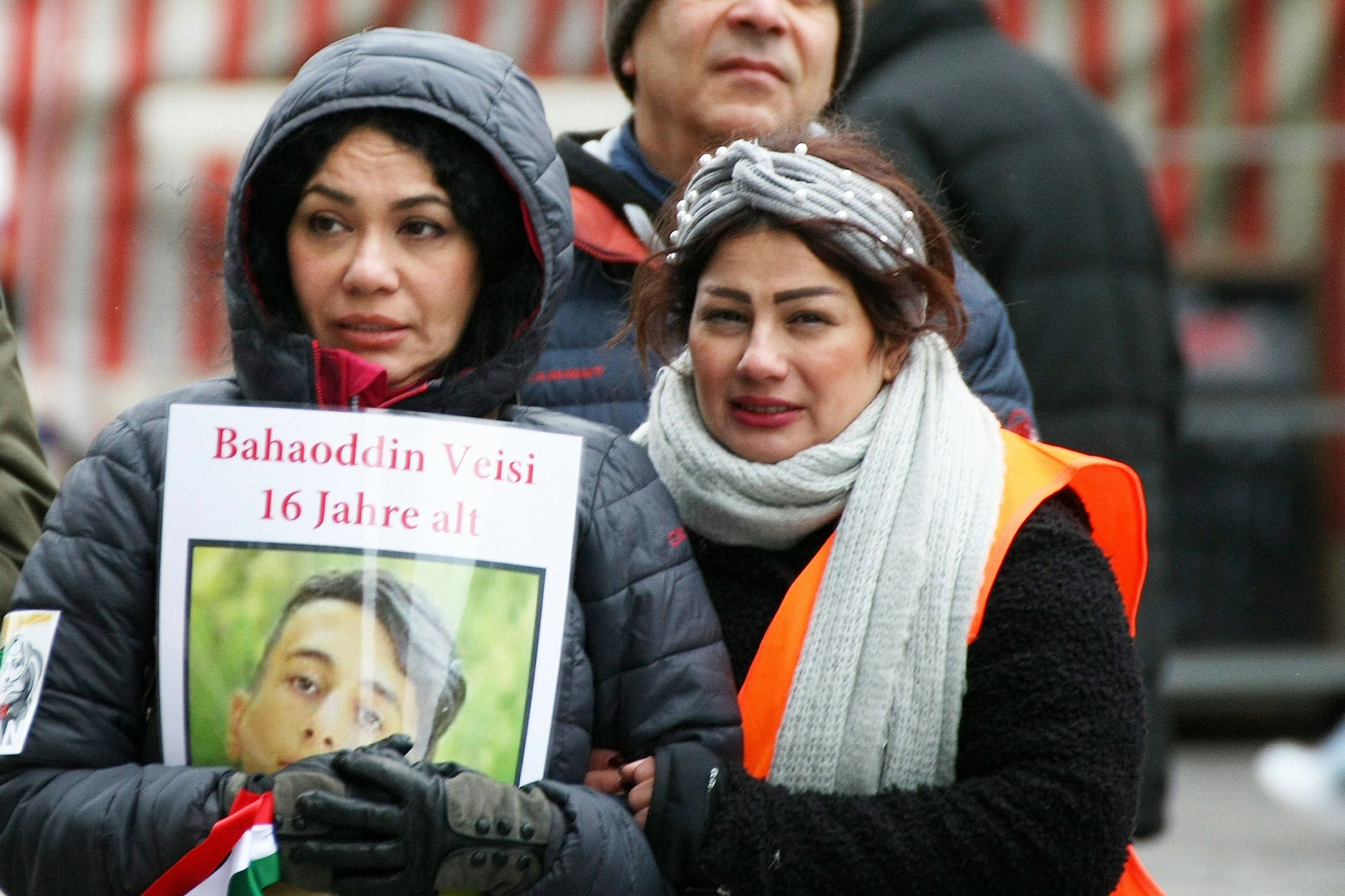 Auf einer Demo in Nürnberg (Bayern) klagen Frauen die Folter von Jugendlichen im Iran an.