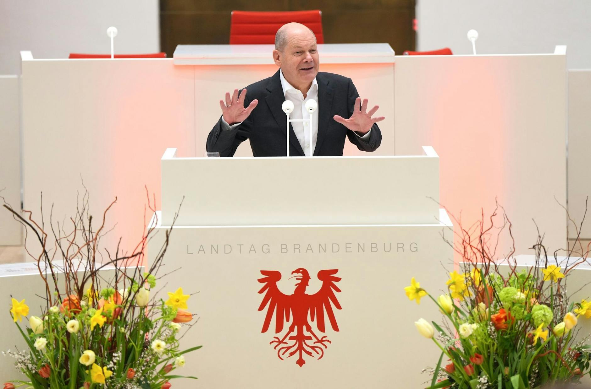 Bundeskanzler Olaf Scholz spricht im Brandenburger Landtag.