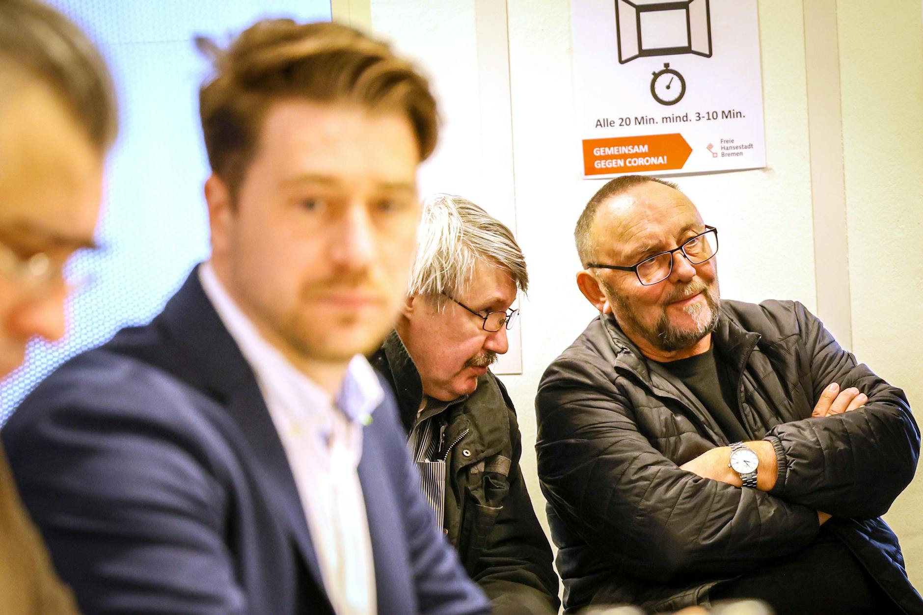 Das Mitglied des Notvorstandes der Bremer AfD, Frank Magnitz (r) und die Vertrauensperson der Bremer AfD, Sergej Minich (2.v.l.). In der zerstrittenen Bremer AfD haben zwei Lager jeweils eine eigene Liste für die Bürgerschaftswahl am 14. Mai 2023 aufgestellt.