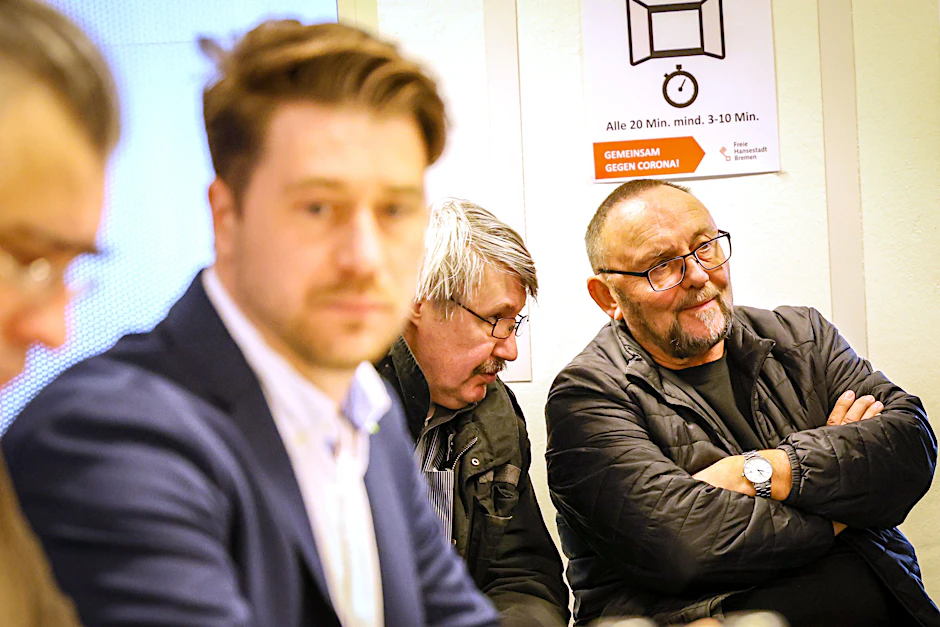 Das Mitglied des Notvorstandes der Bremer AfD, Frank Magnitz (r) und die Vertrauensperson der Bremer AfD, Sergej Minich (2.v.l.). In der zerstrittenen Bremer AfD haben zwei Lager jeweils eine eigene Liste für die Bürgerschaftswahl am 14. Mai 2023 aufgestellt. 