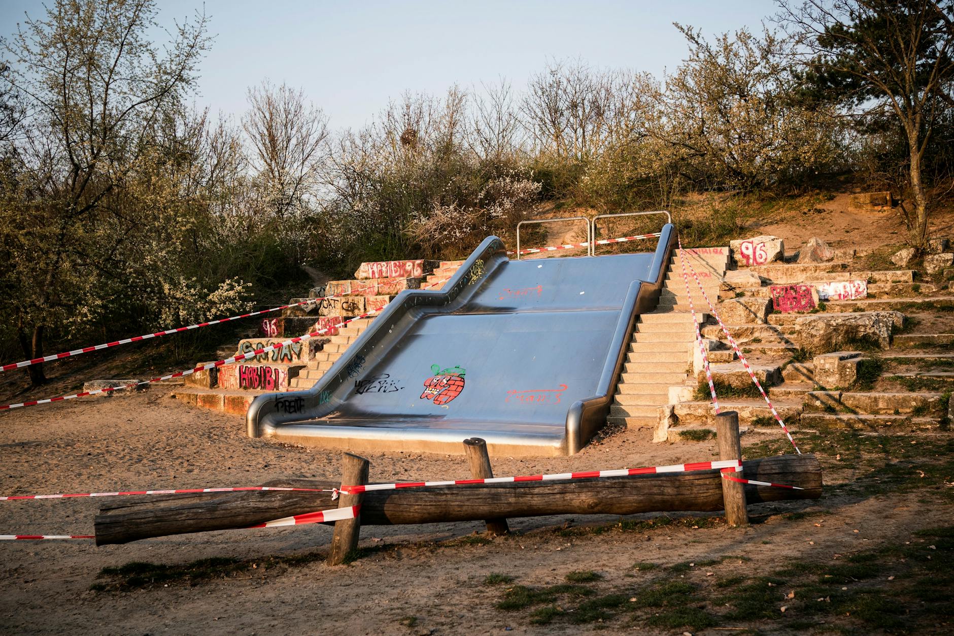 Ein abgesperrter Spielplatz im Görlitzer Park. 