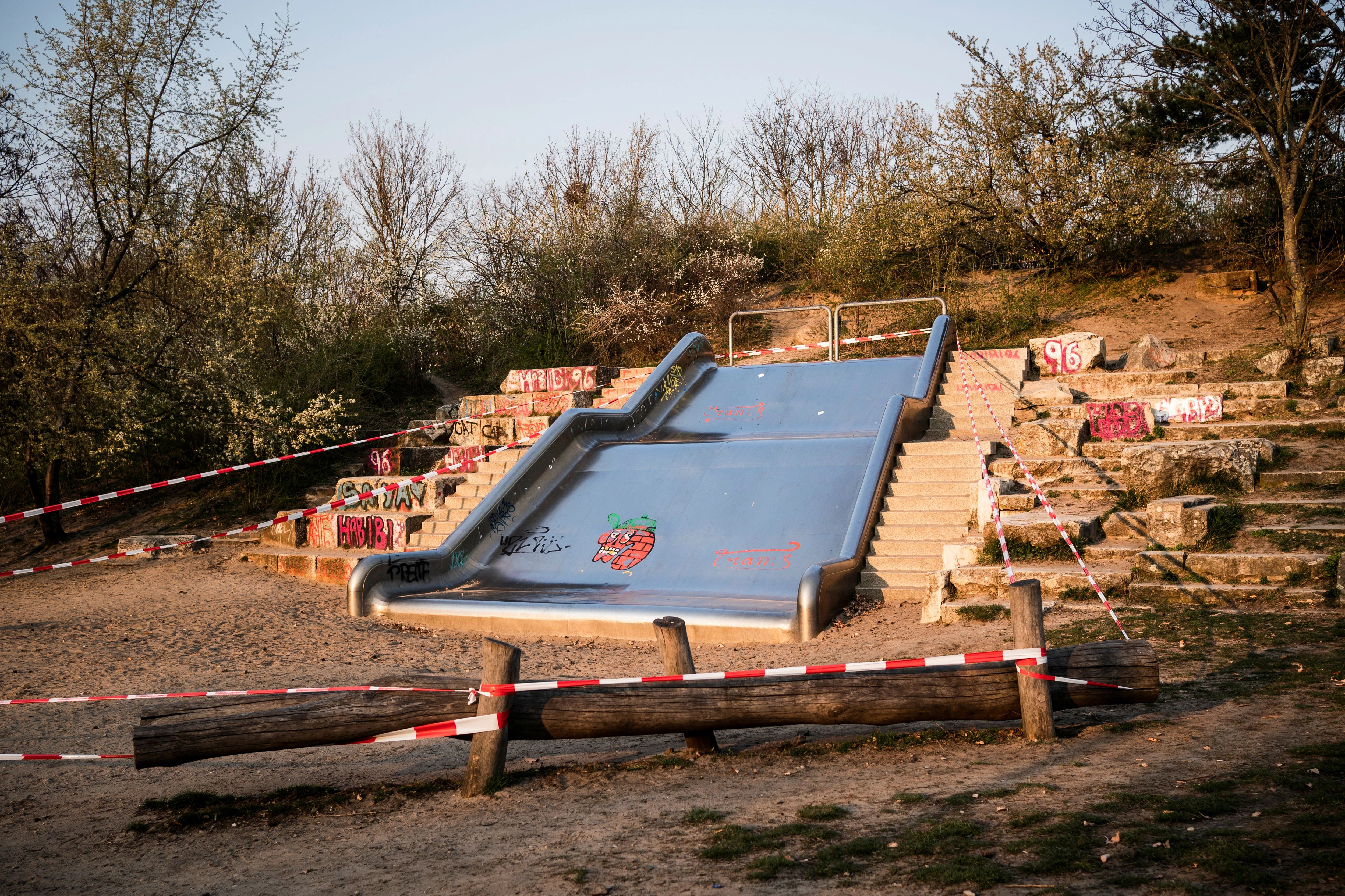 Ein abgesperrter Spielplatz im Görlitzer Park.&nbsp;