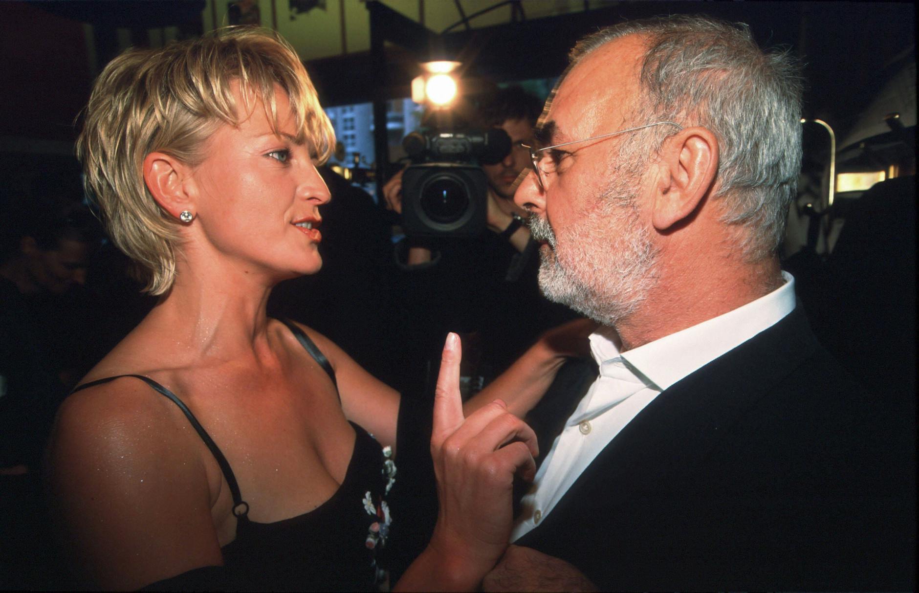 Du, Du, Du: Im Jahr 2000 muss Moderatorin Ulla Kock am Brink im West-Berliner Szenerestaurant offenbar ein ernstes Wörtchen mit Dauergast Udo Walz reden.