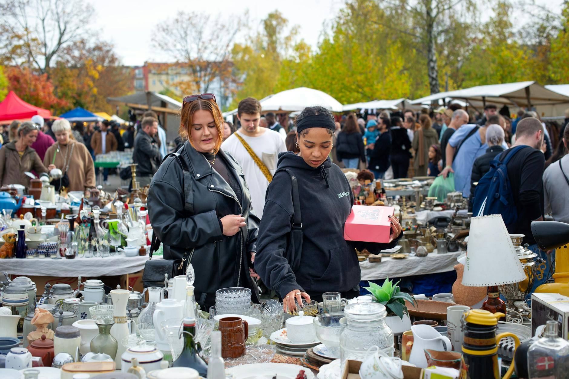 Beliebt und immer gut besucht: der Flohmarkt im Mauerpark.