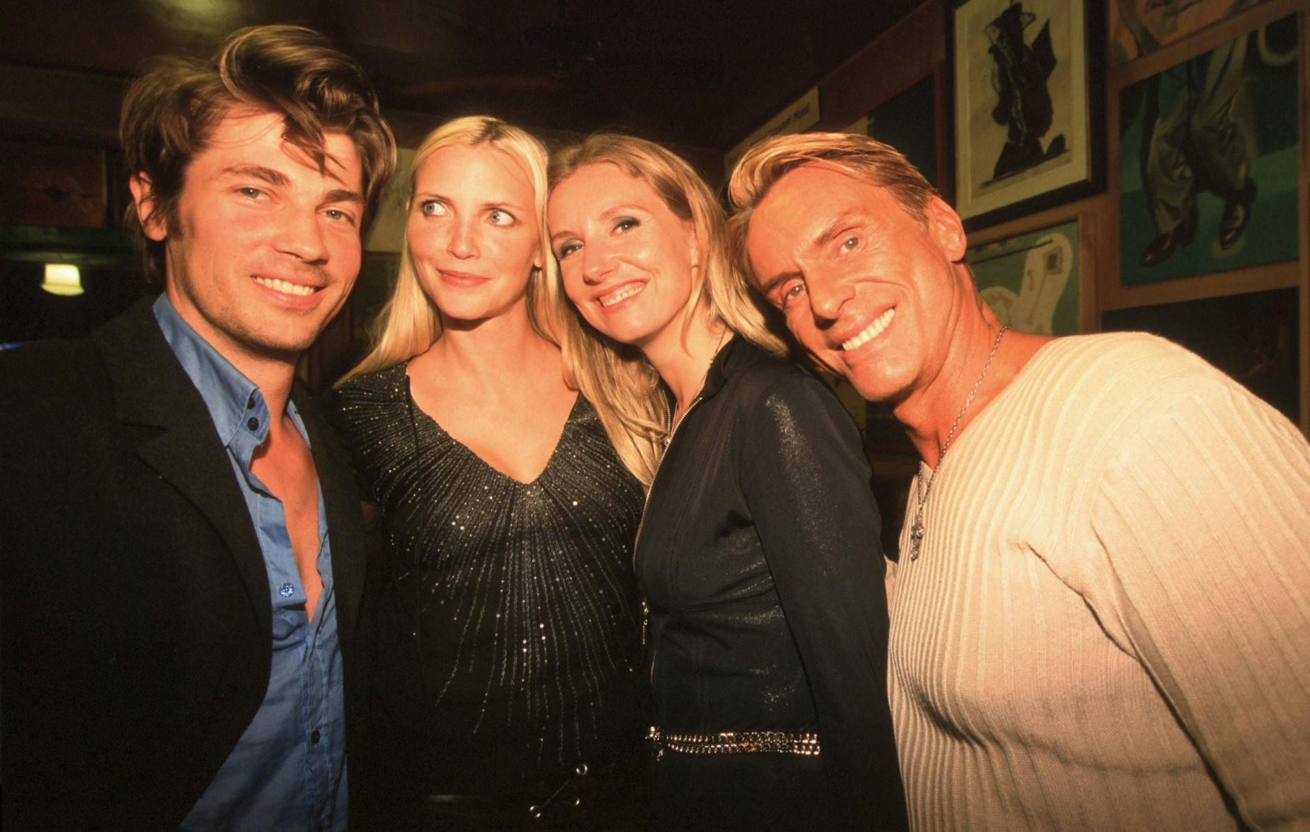 Cheeese: Auch Wolfram Grandezka, Nadja Auermann, Jette Joop und deren sonnenbankverwöhnter Vater Wolfgang haben 2000 mächtig Spaß in der Paris Bar.