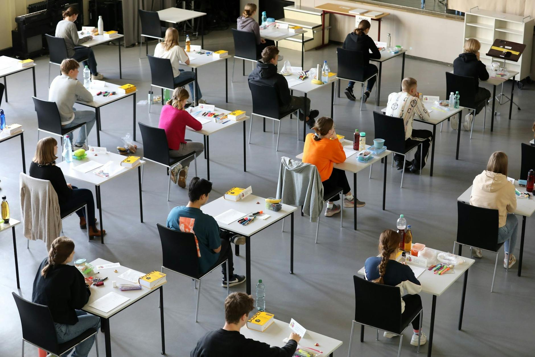 ARCHIV - Abiturprüfung in einem Gymnasium in Rostock.