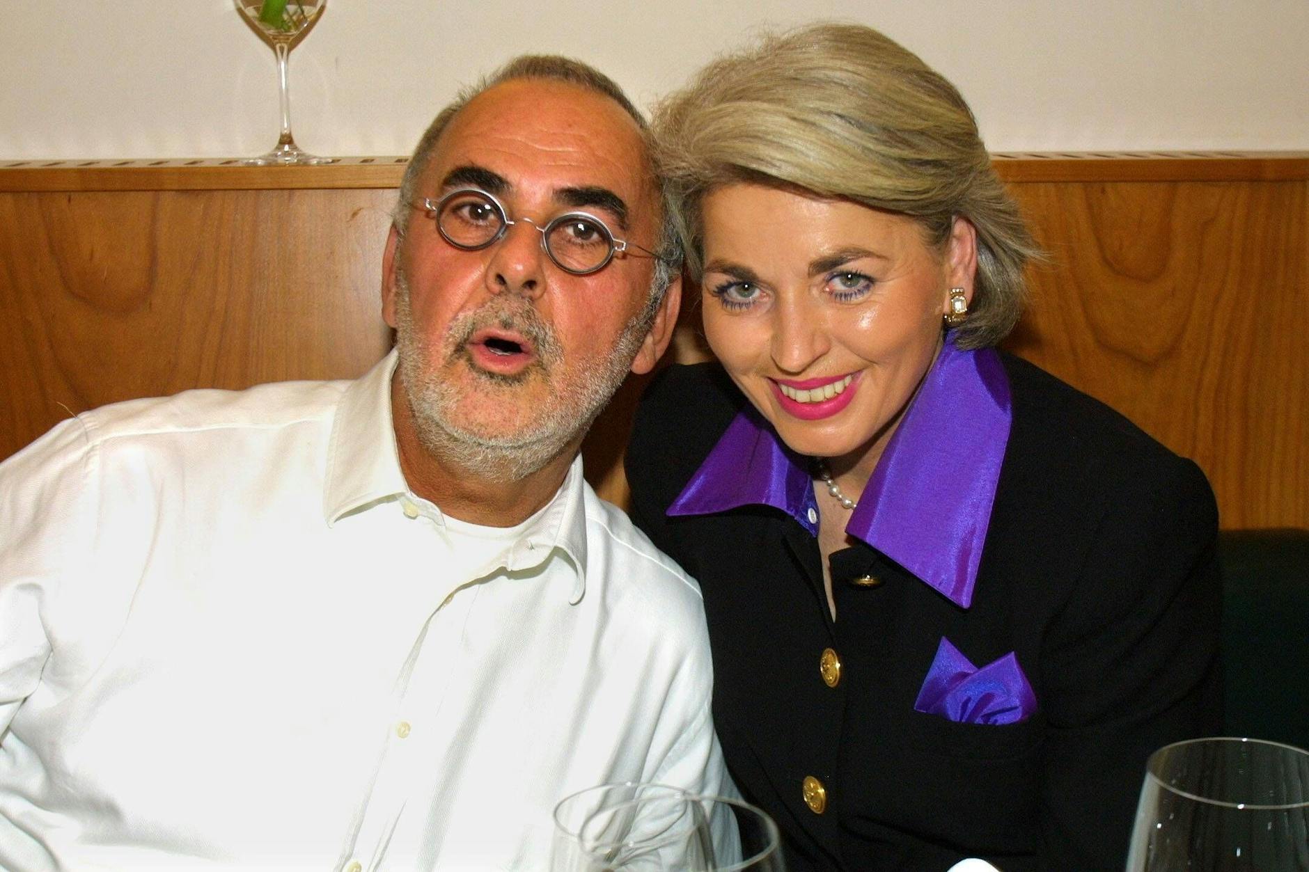 Hat die Haare schön: Tini Gräfin Rothkirch, hier 2001 in der Paris Bar nebst Starfriseur Udo Walz, ist dank guter Kontakte stets bestens frisiert.