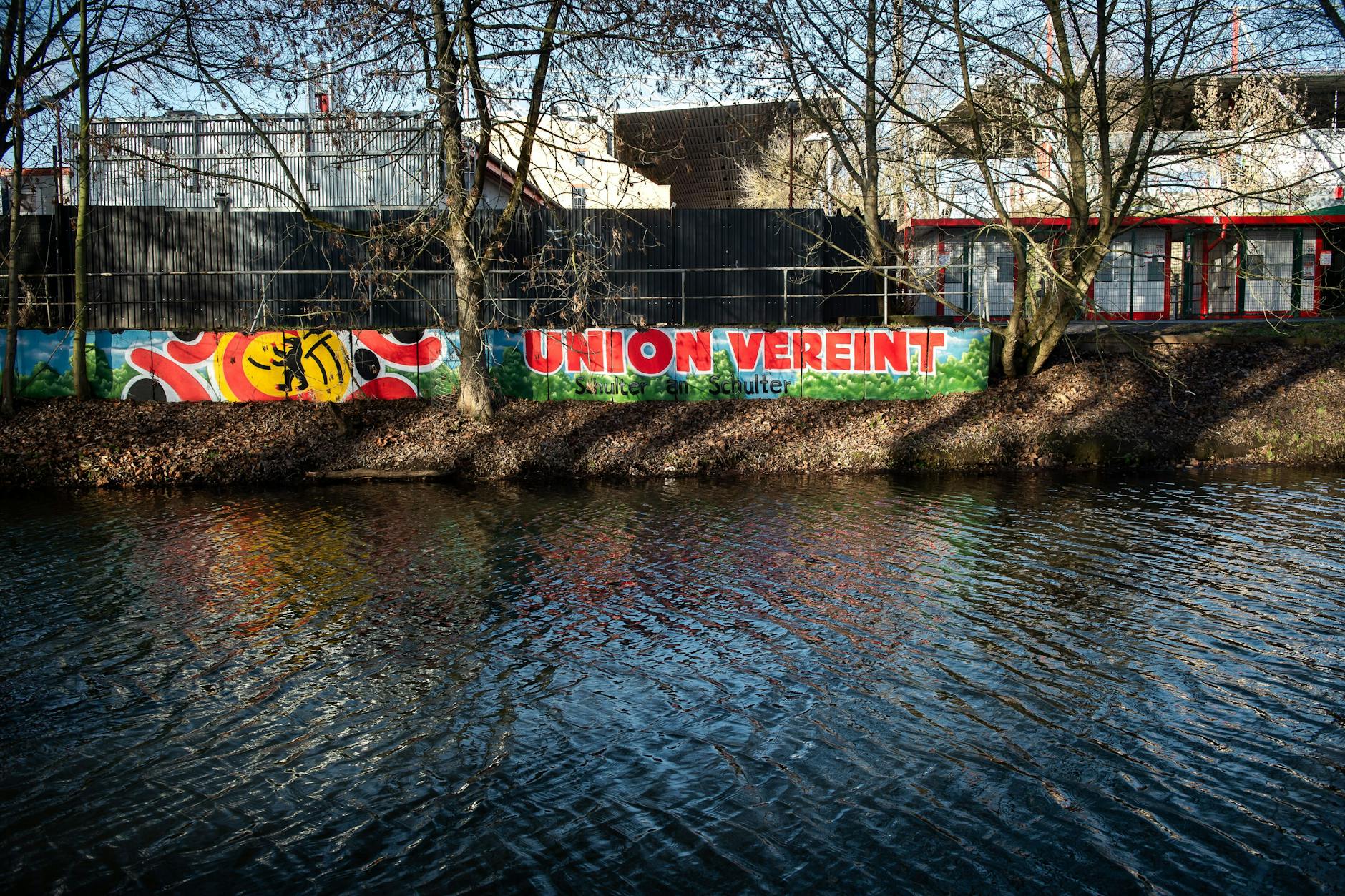Union-Graffiti am Ufer der Wuhle